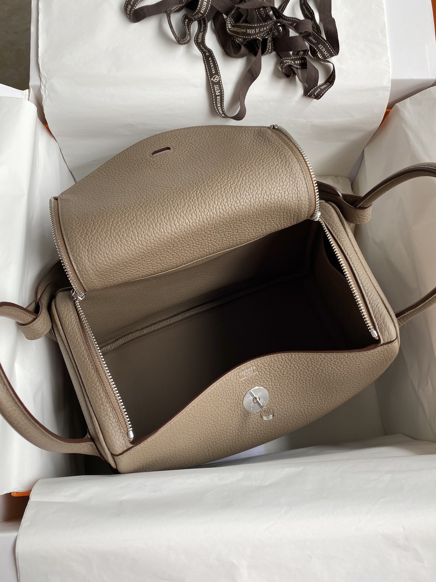 [TOP] HERMES Lindy Taurillon Clemence Leather 30 CM - Grey - SHW - 711 Luxury