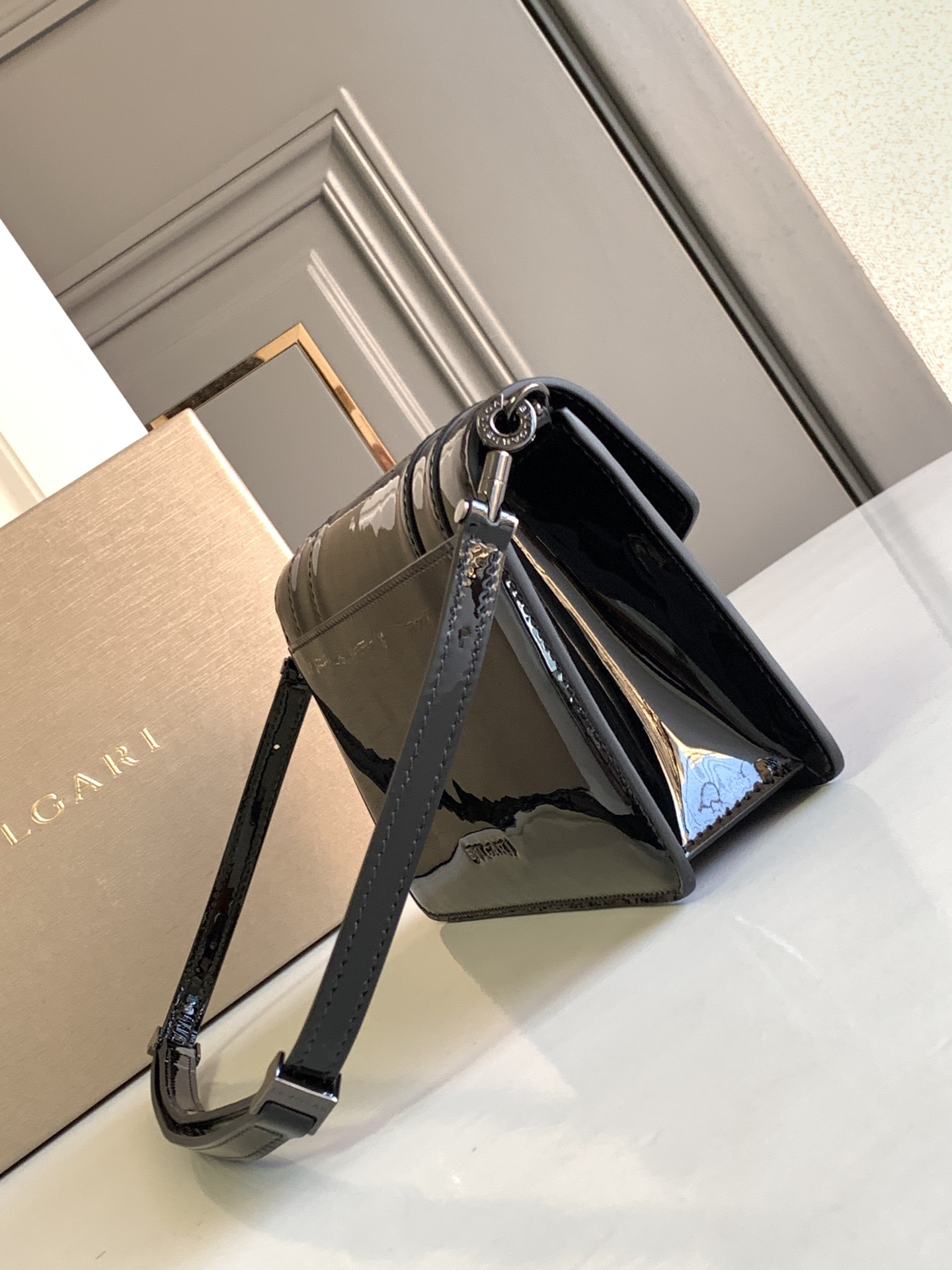 [TOP] BVLGARI Serpenti Forever Eeat-Weat Shoulder Bag Calfskin 22x15x4.5cm - Black - 711 Luxury
