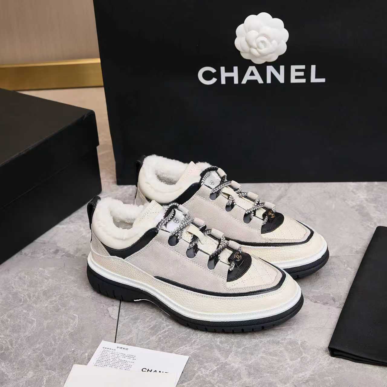 [TOP] CHANEL Sneakers - White