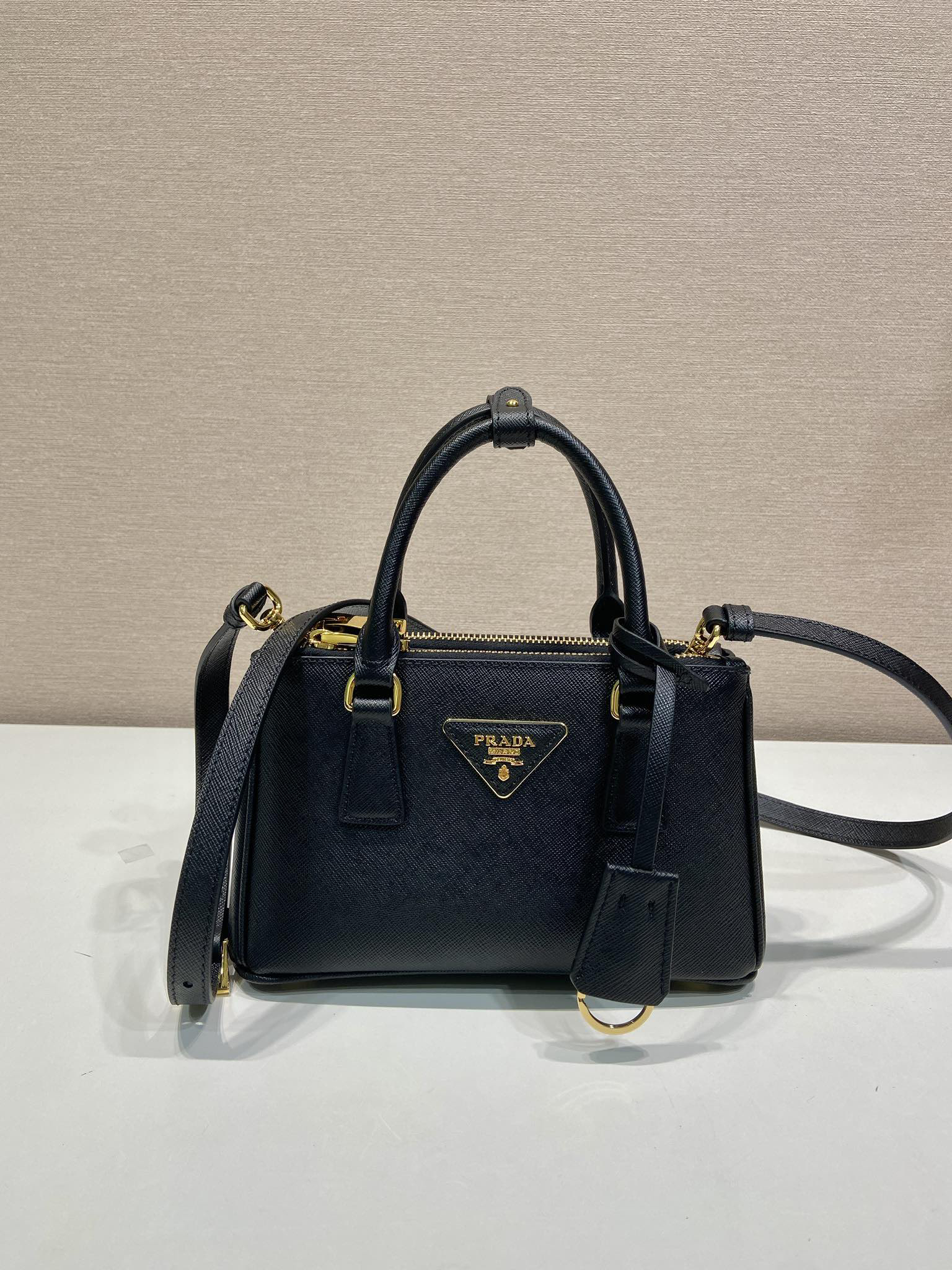 [TOP] PRADA Galleria Bag Saffiano Leather 21x12.5x8.5cm - Black & GHW