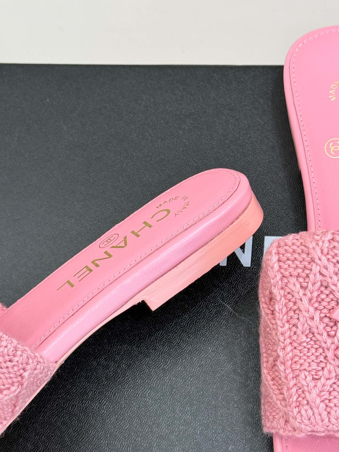 [TOP] CHANEL Flat Sandals - Pink