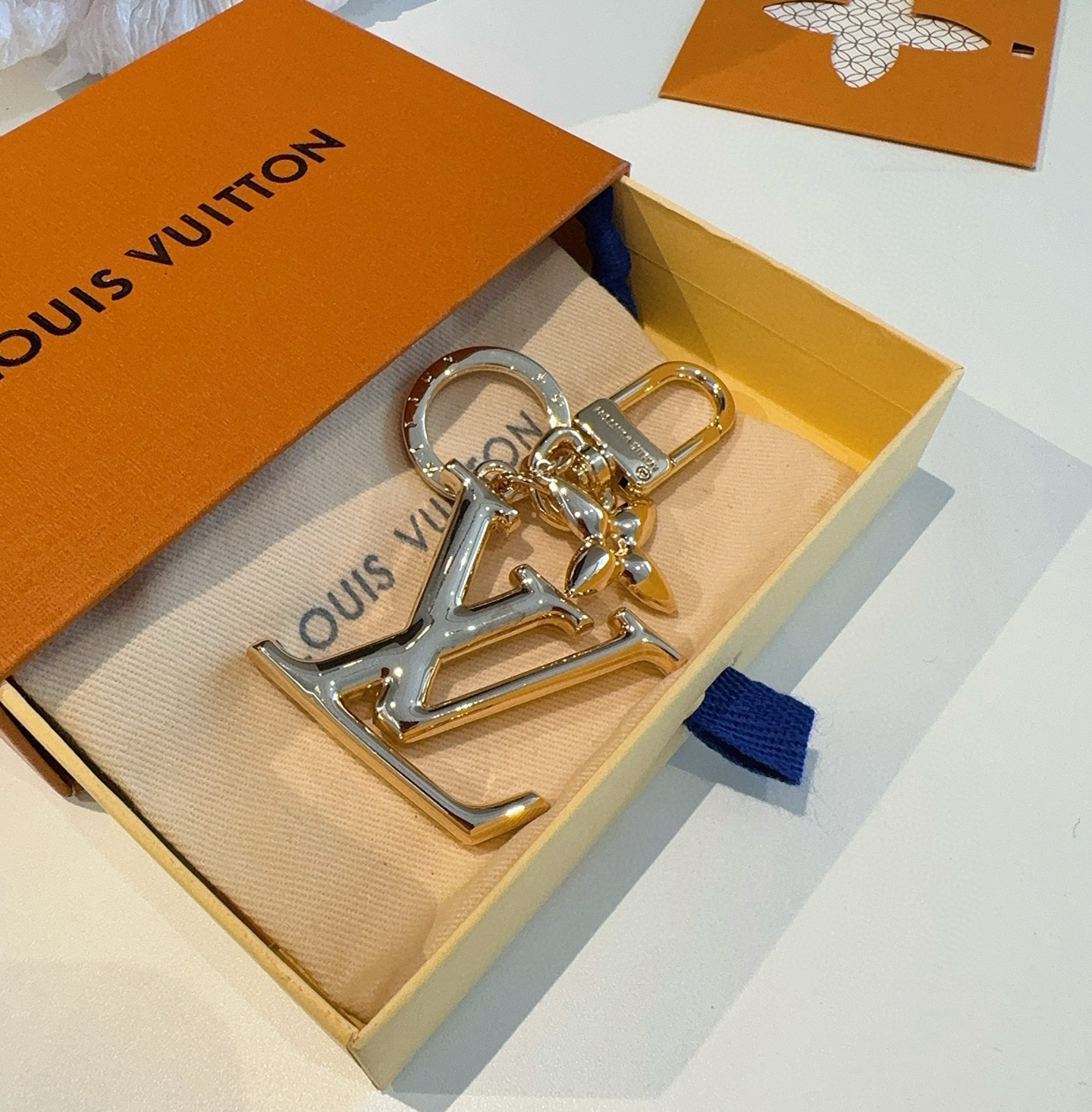 [TOP] Louis Vuitton LV Keychain - Gold - 711 Luxury