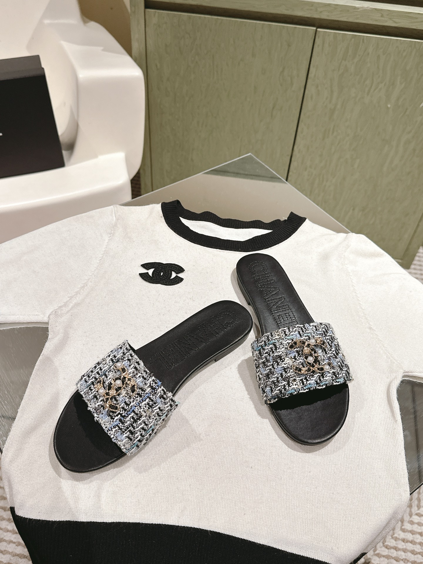 [TOP] CHANEL Flat Sandals - Black