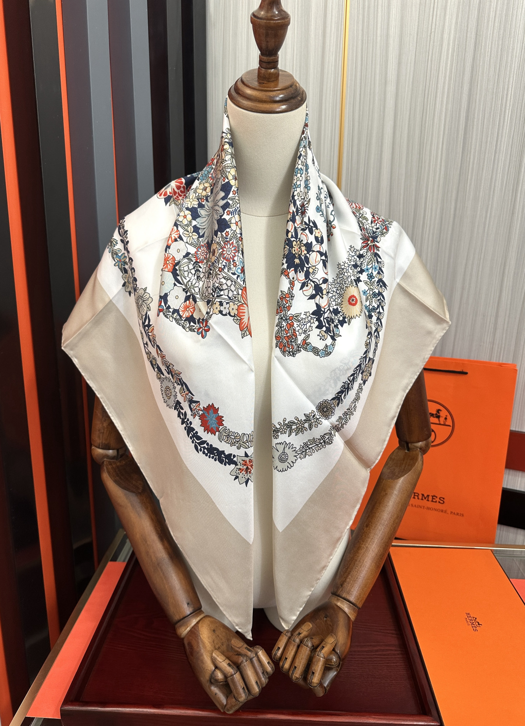 [TOP] HERMES Scarf 90x90cm - White - 711 Luxury