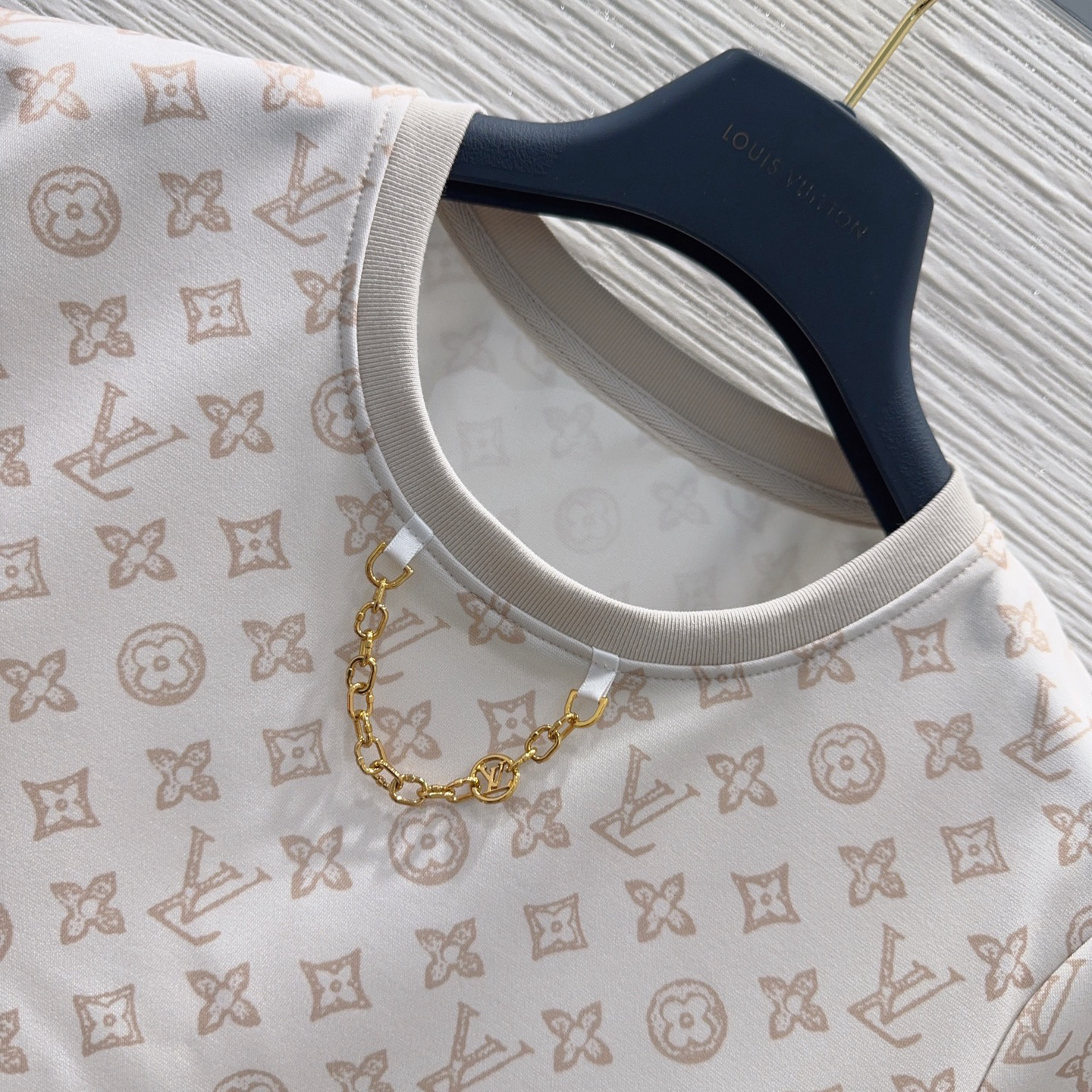 [TOP] Louis Vuitton LV T-shirt + Shorts Set - White