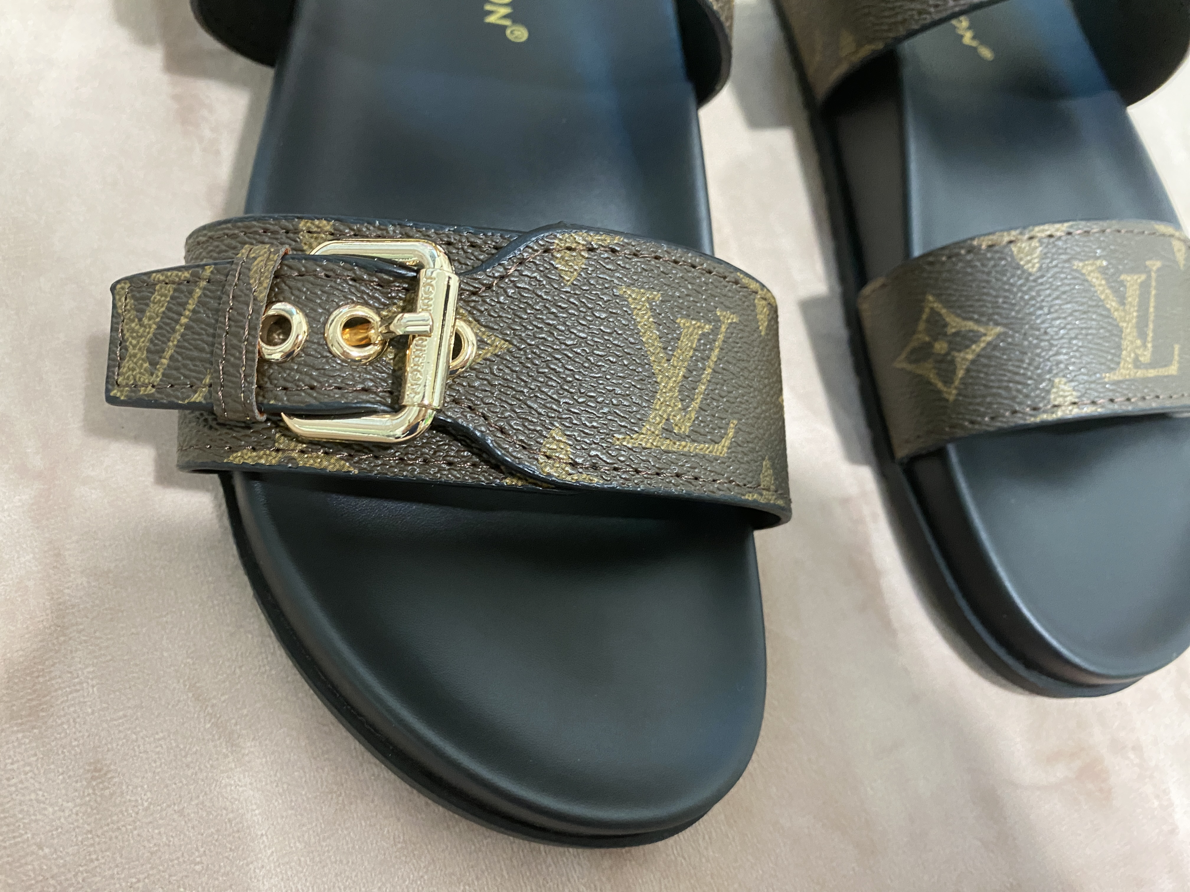[TOP] Louis Vuitton LV L.V Bom Dia Flat Sandals Monogram
