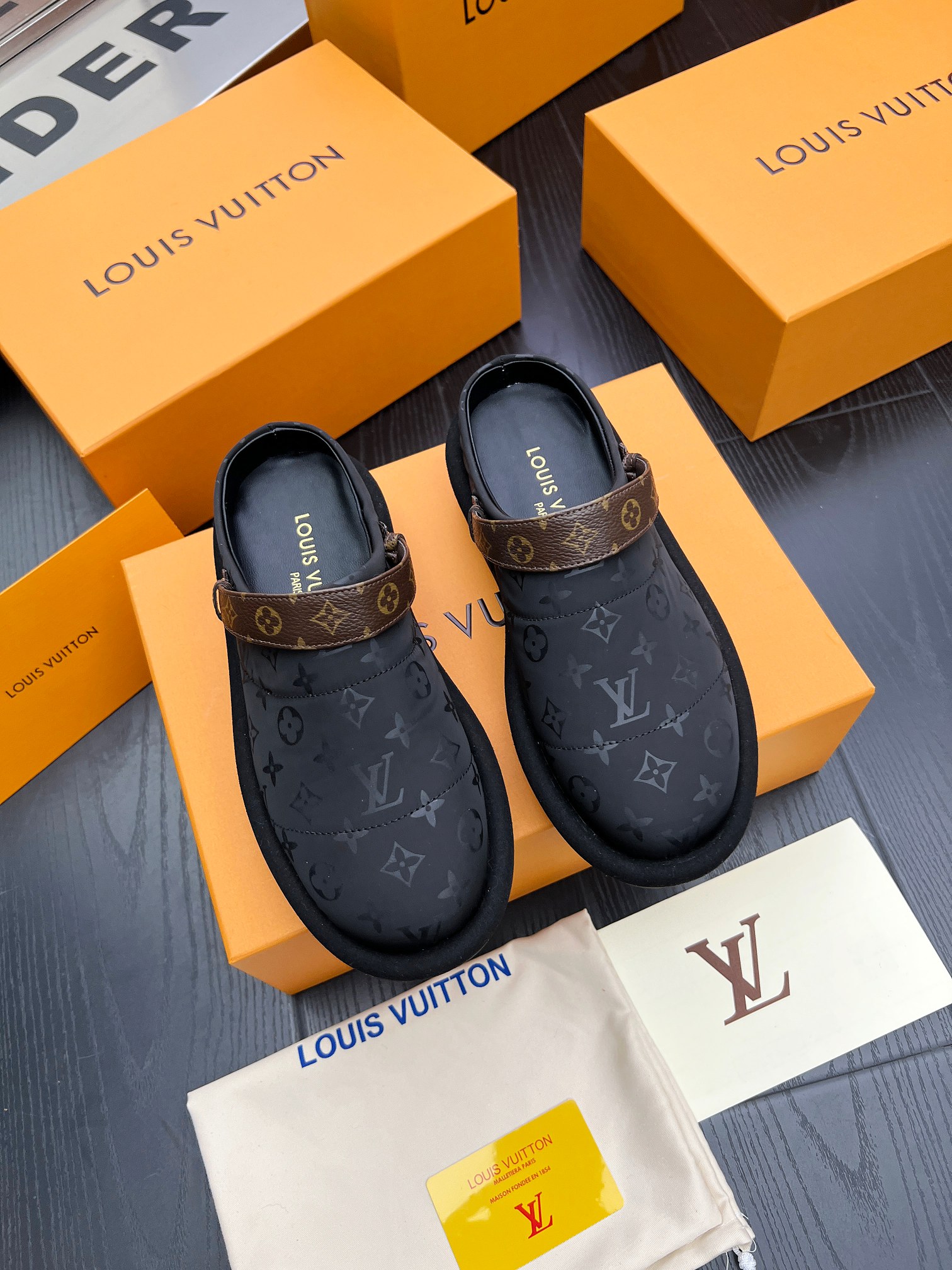 [TOP] Louis Vuitton LV Slippers - Black - 711 Luxury