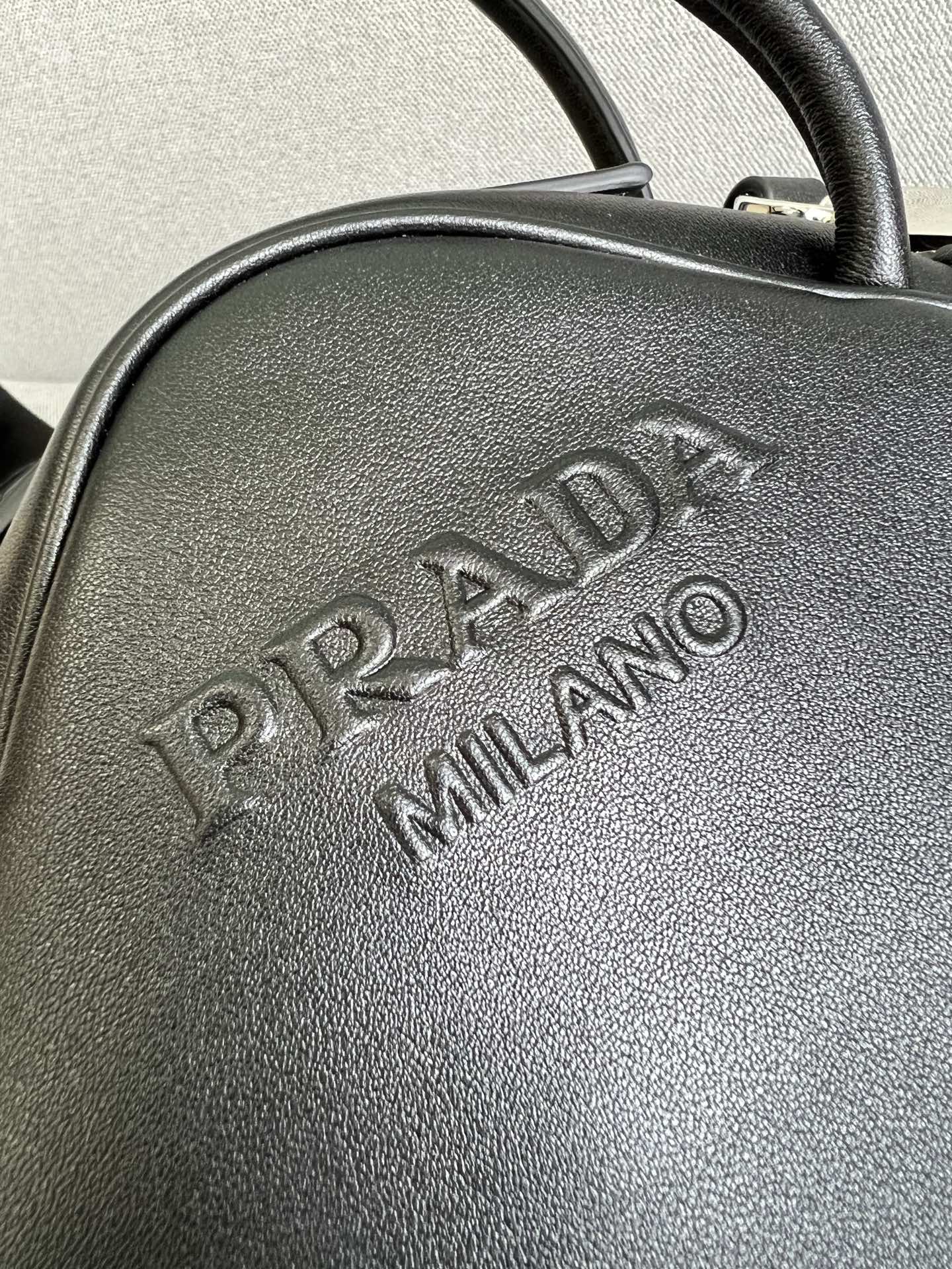 [TOP] PRADA Triangle Top Handle Shoulder Bag 25x14x11cm - Black