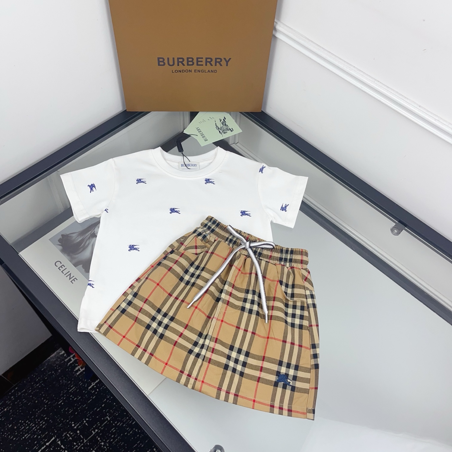 Burberry Girls White All Over Equestrian Knight Print Cotton T-Shirt & Vintage Check Elastic Waist Skort 2 Piece Matching Set Sizes 90-130