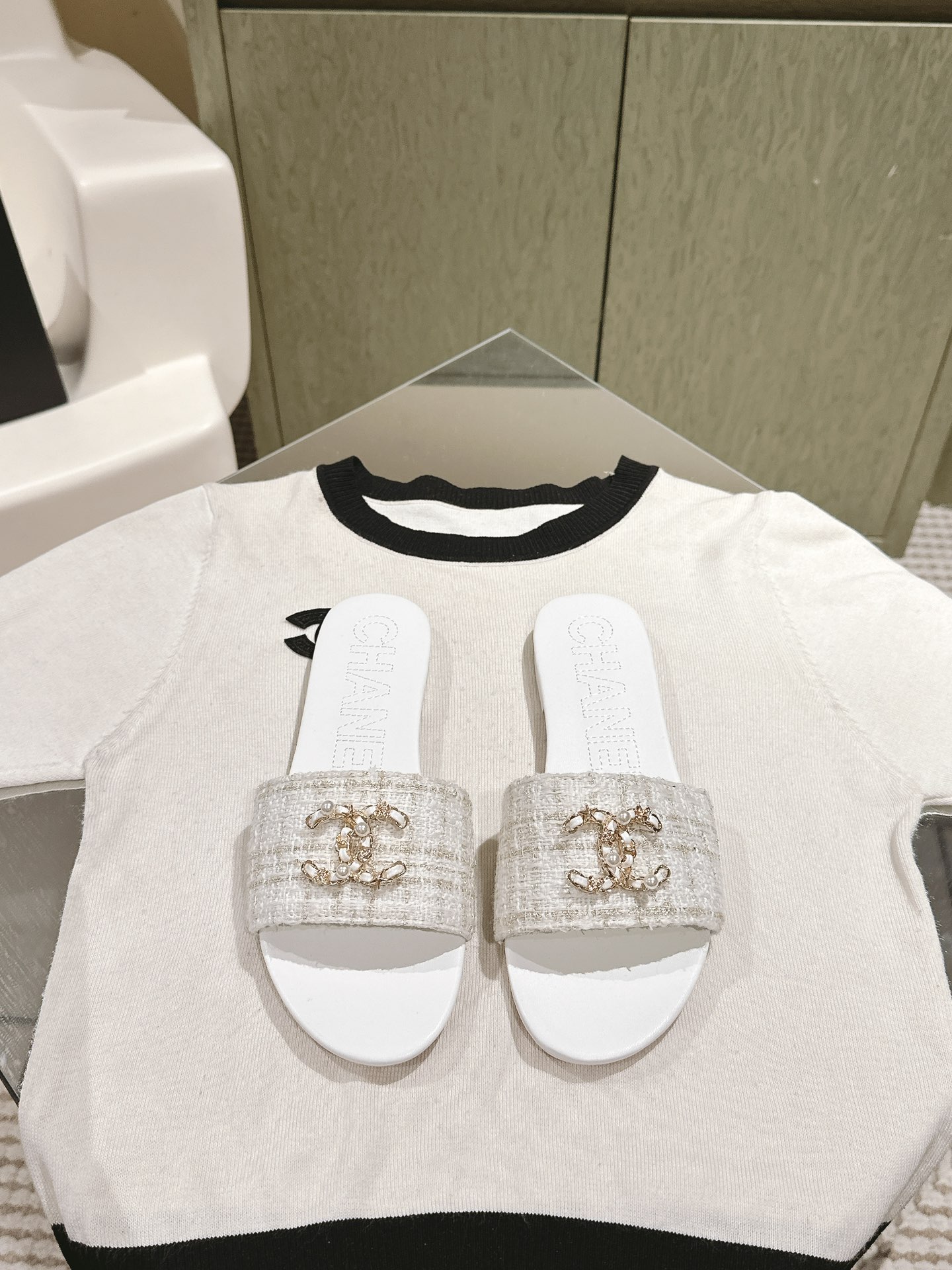 [TOP] CHANEL Flat Sandals - White