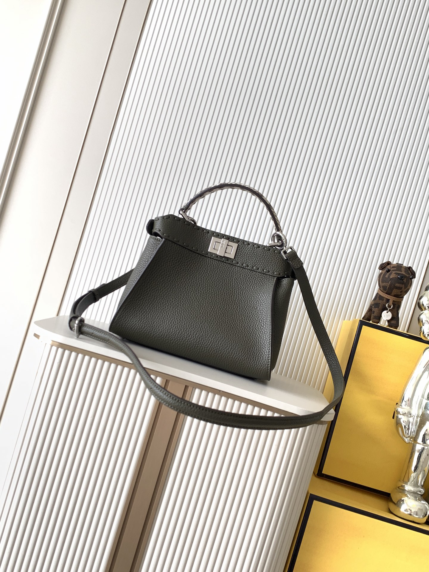 [TOP] FENDI Peekaboo Bag 23x11x18cm - Black - 711 Luxury