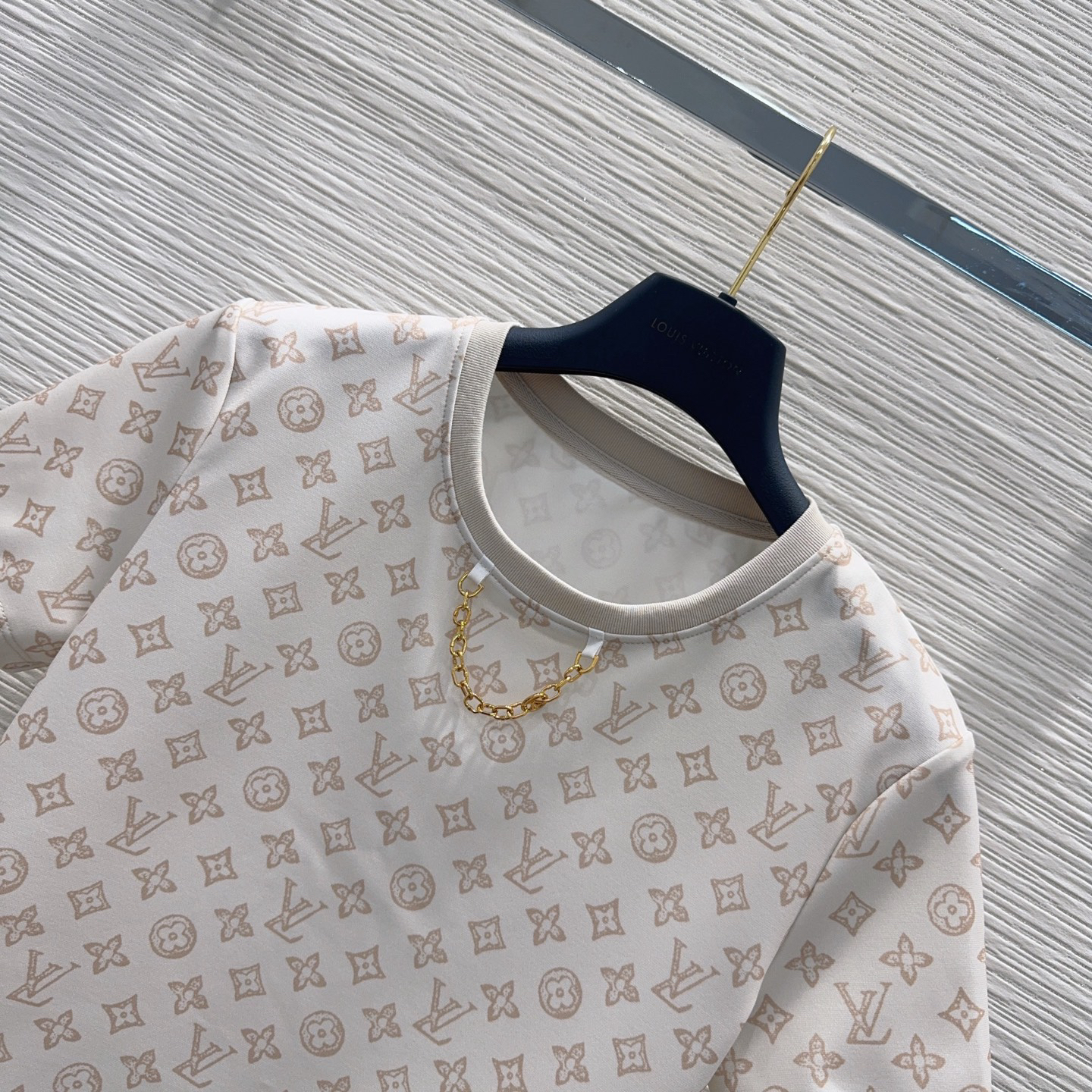 [TOP] Louis Vuitton LV T-shirt + Shorts Set - White