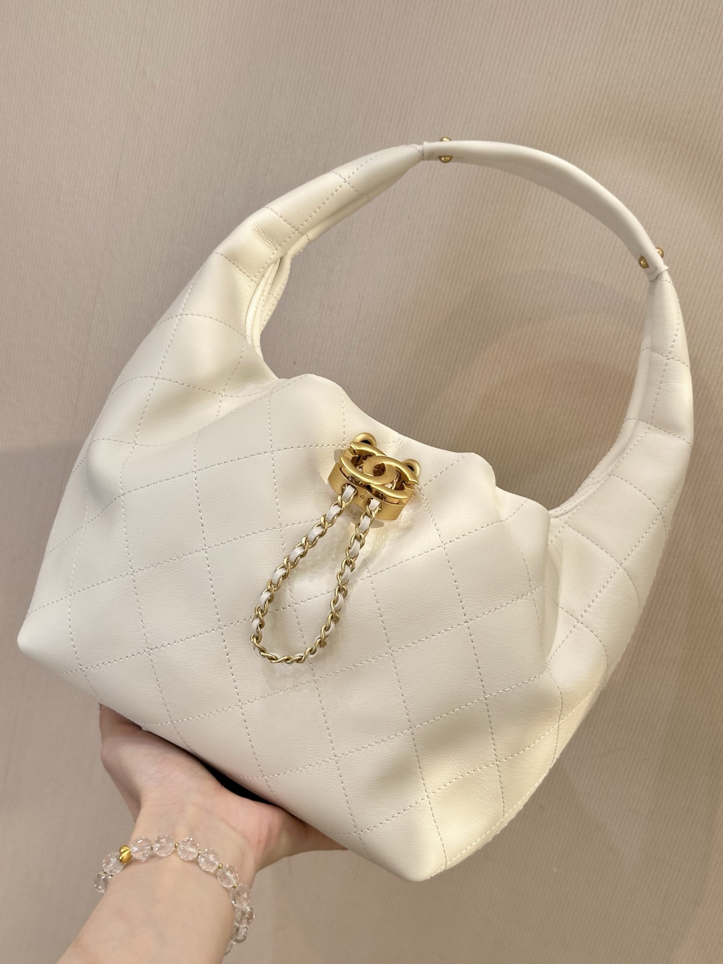 [TOP] CHANEL Hobo Bag Calfskin 29x18x12cm - White - 711 Luxury