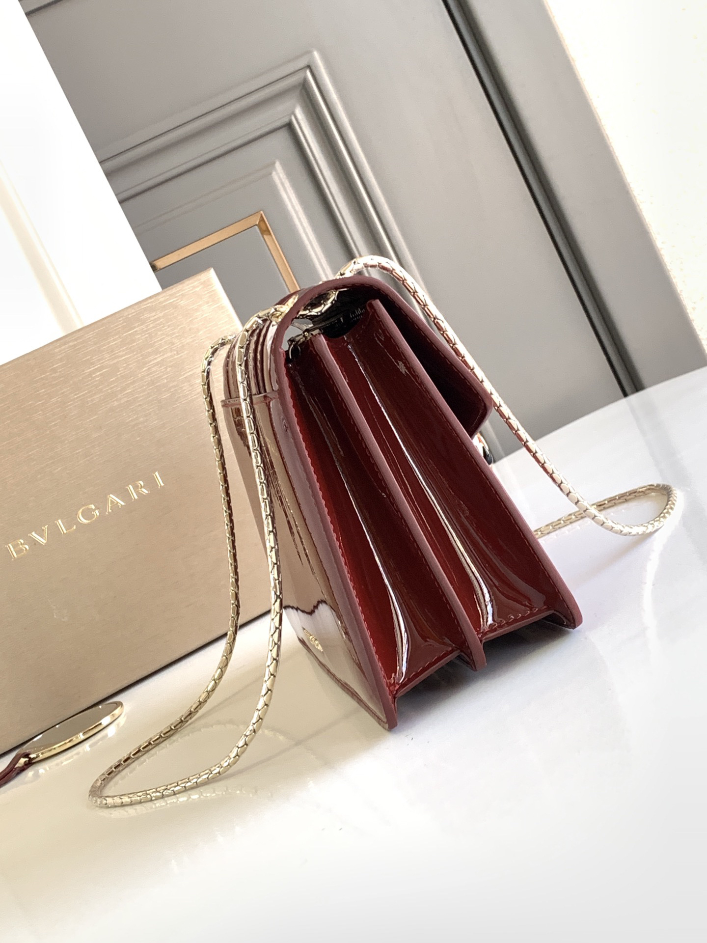 [TOP] BVLGARI Shoulder Bag Calfskin 25x17x8cm - Red