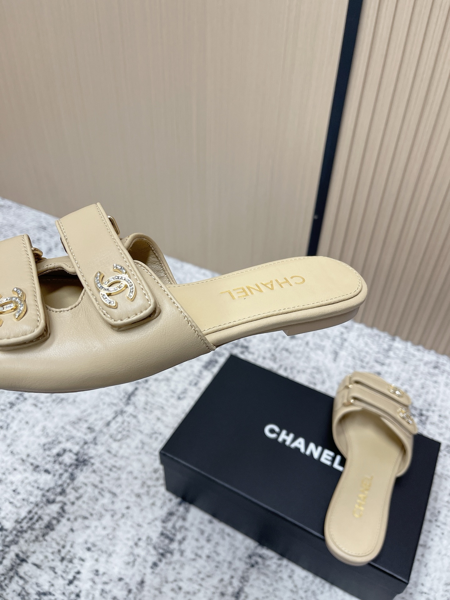[TOP] CHANEL  Sandals - Khaki