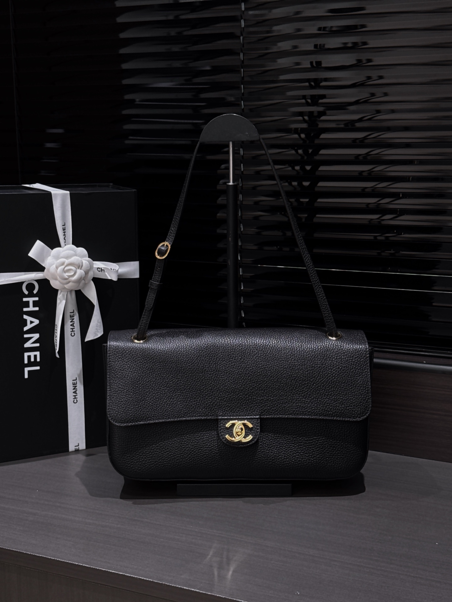 [TOP] CHANEL Flap Bag Calfskin 19.5x32x10cm - Black&GHW/SHW - 711 Luxury