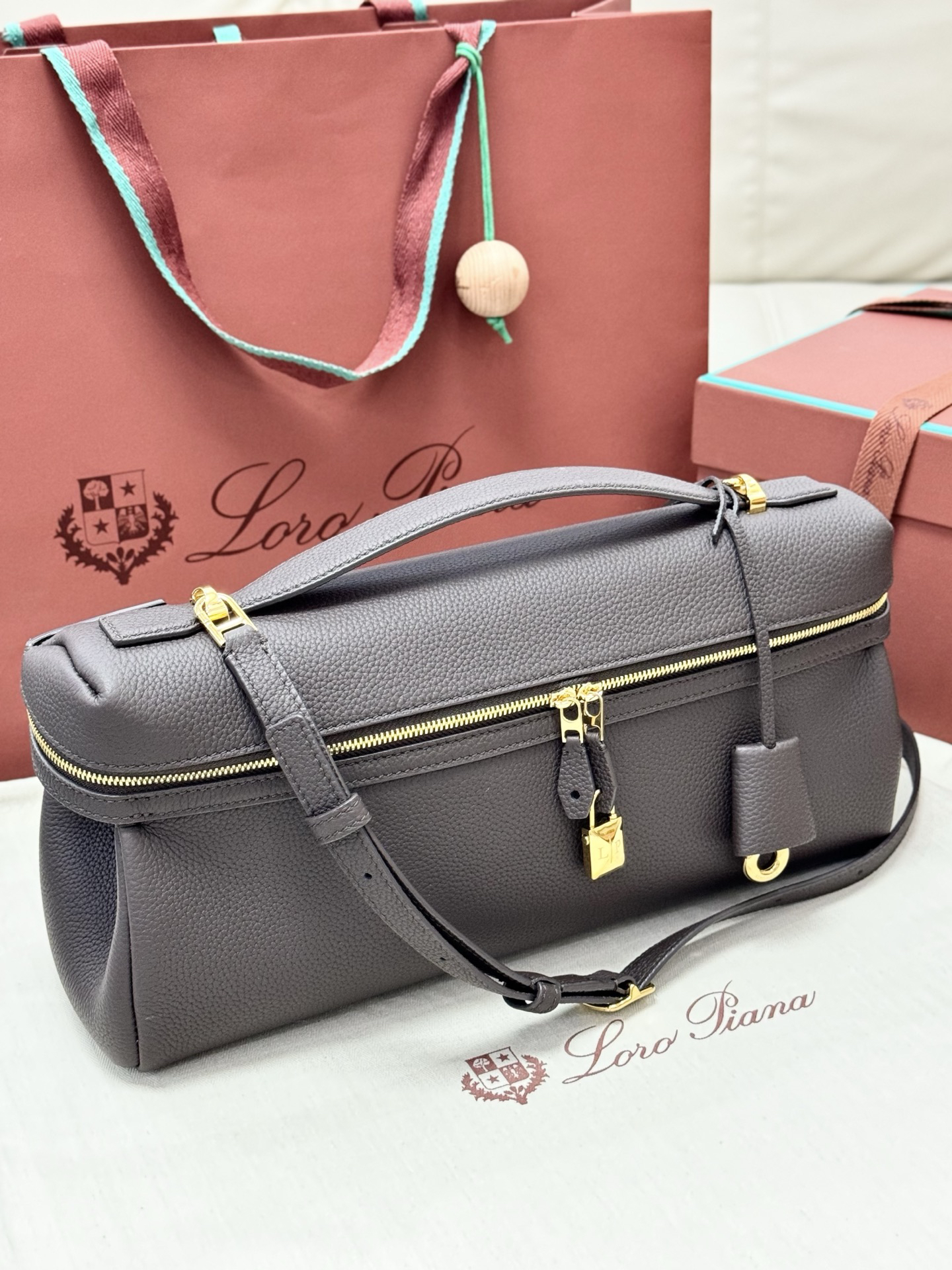 [TOP] Loro Piana Extra Softy Bag L33 Bag 33 x 14 x 9cm - Coffee Color - 711 Luxury