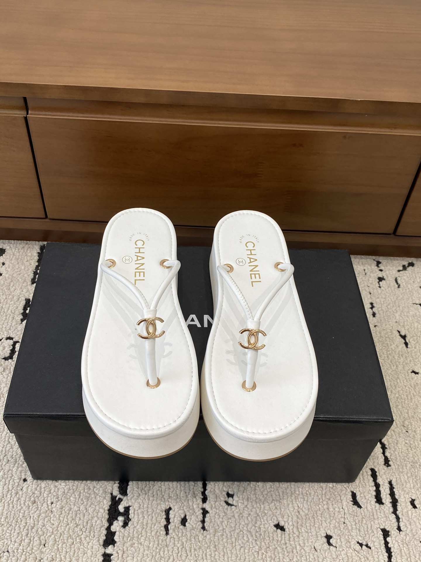 [TOP] CHANEL Slippers - White - 711 Luxury