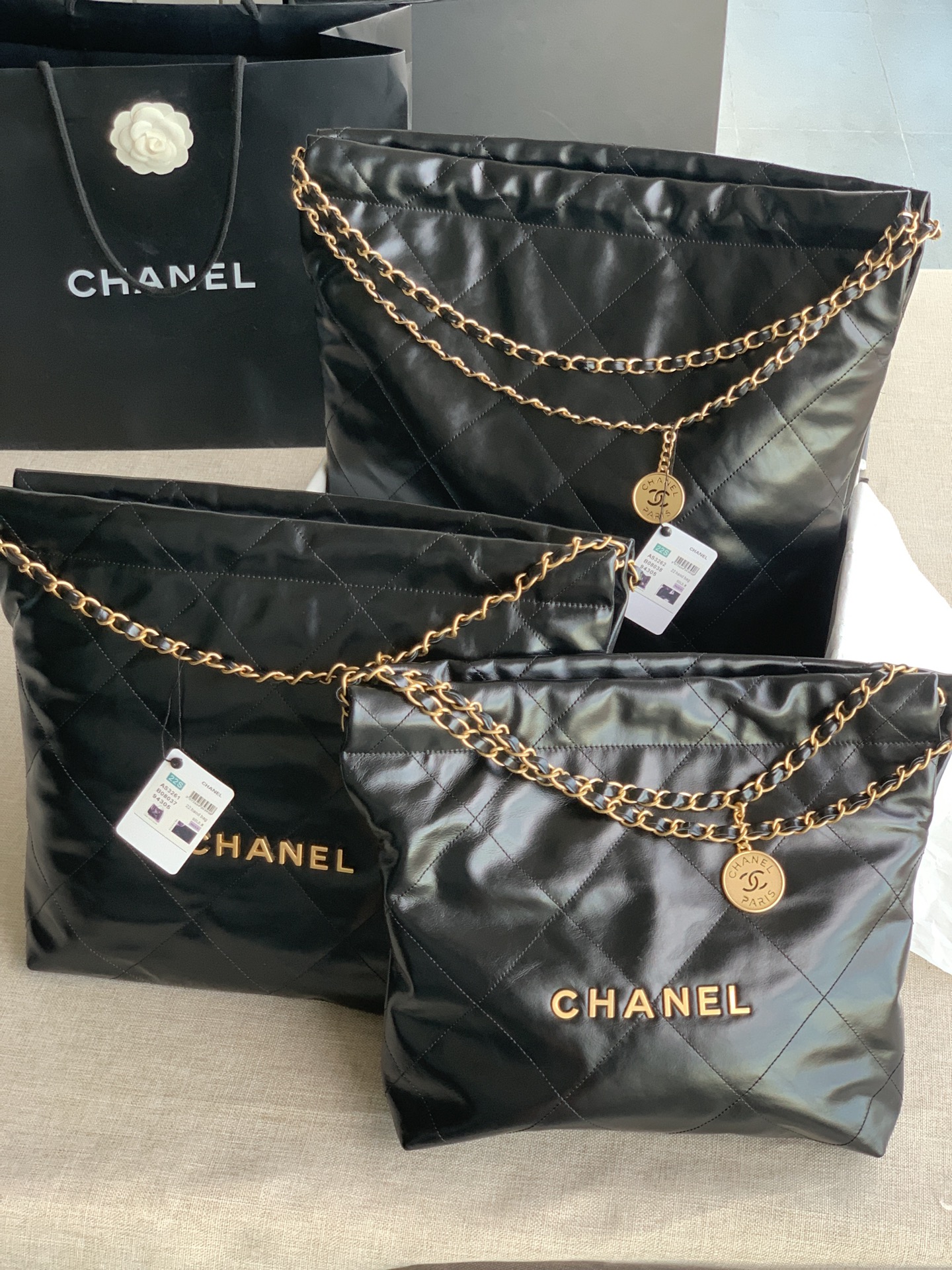 [TOP] CHANEL 22 Bag 3 Sizes  - Black & GHW