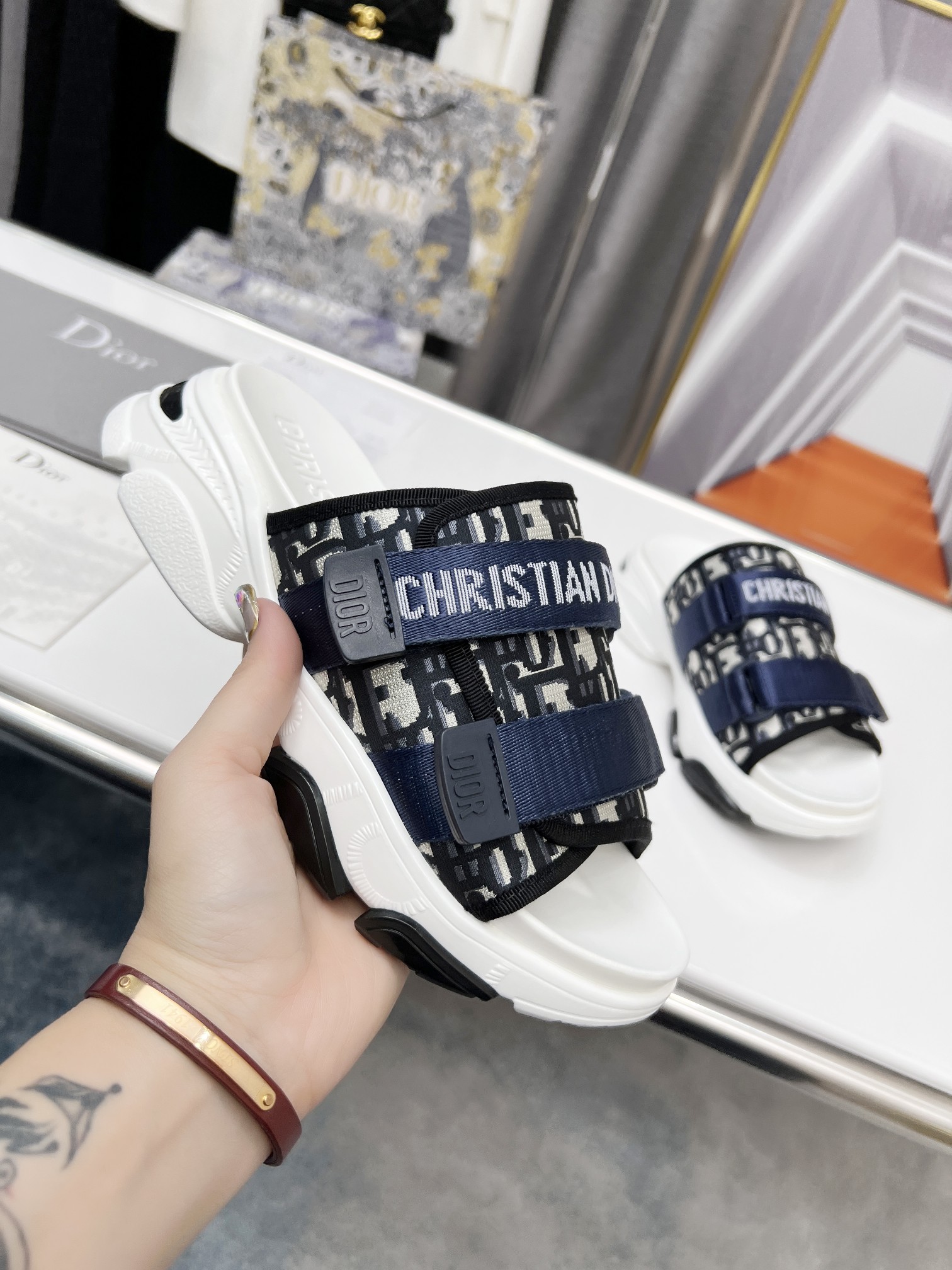 [TOP] Christian Dior Slippers - White - 711 Luxury