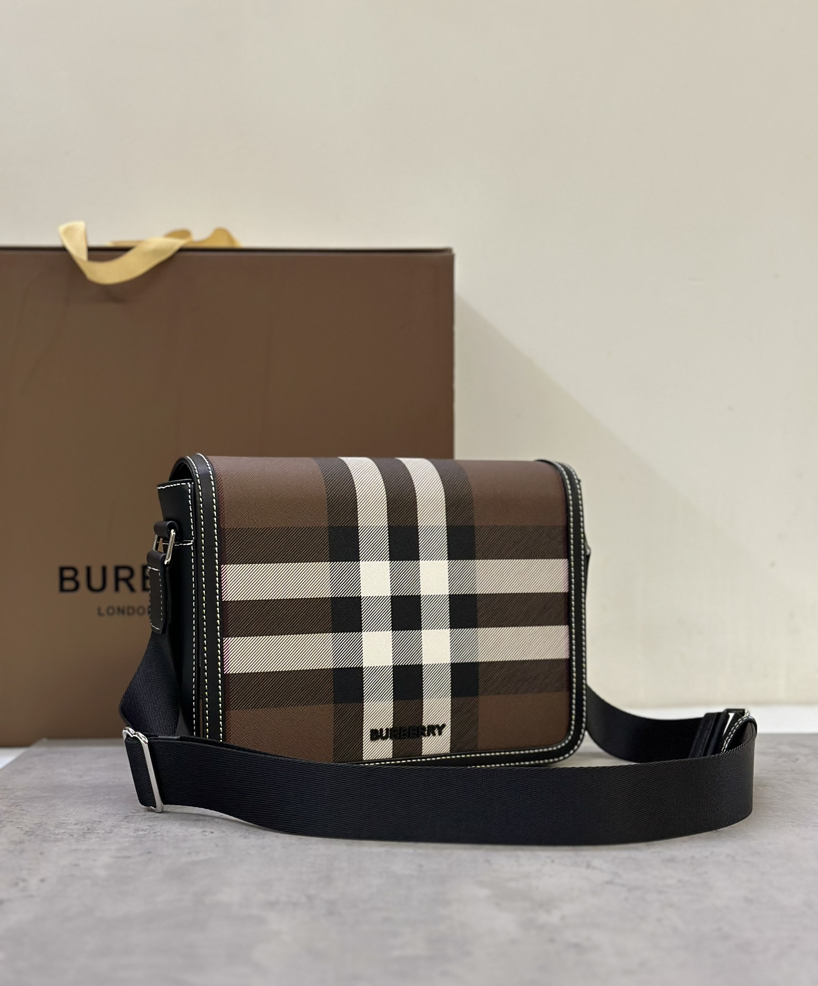 [TOP] BURBERRY Messenger Bag 25.5 × 6.5 x 21.5cm - Brown - 711 Luxury