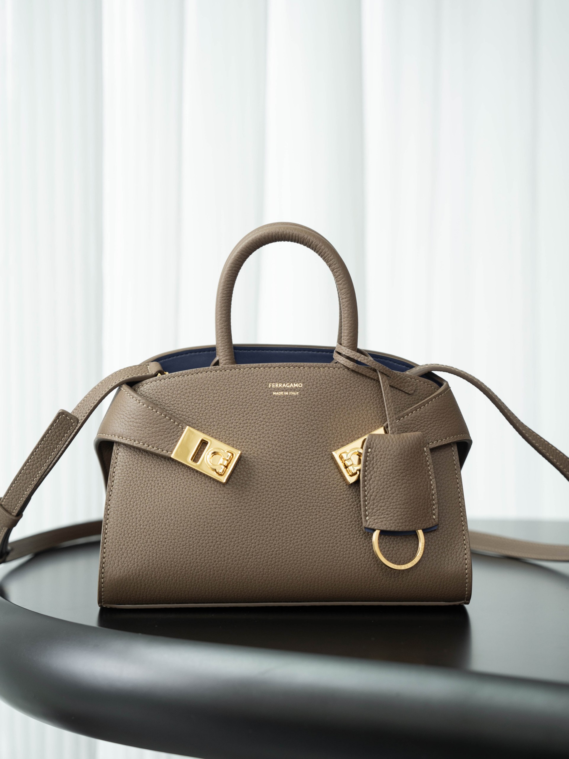 [TOP] Ferragamo Hug Bag Calfskin 21cm - Gray - 711 Luxury
