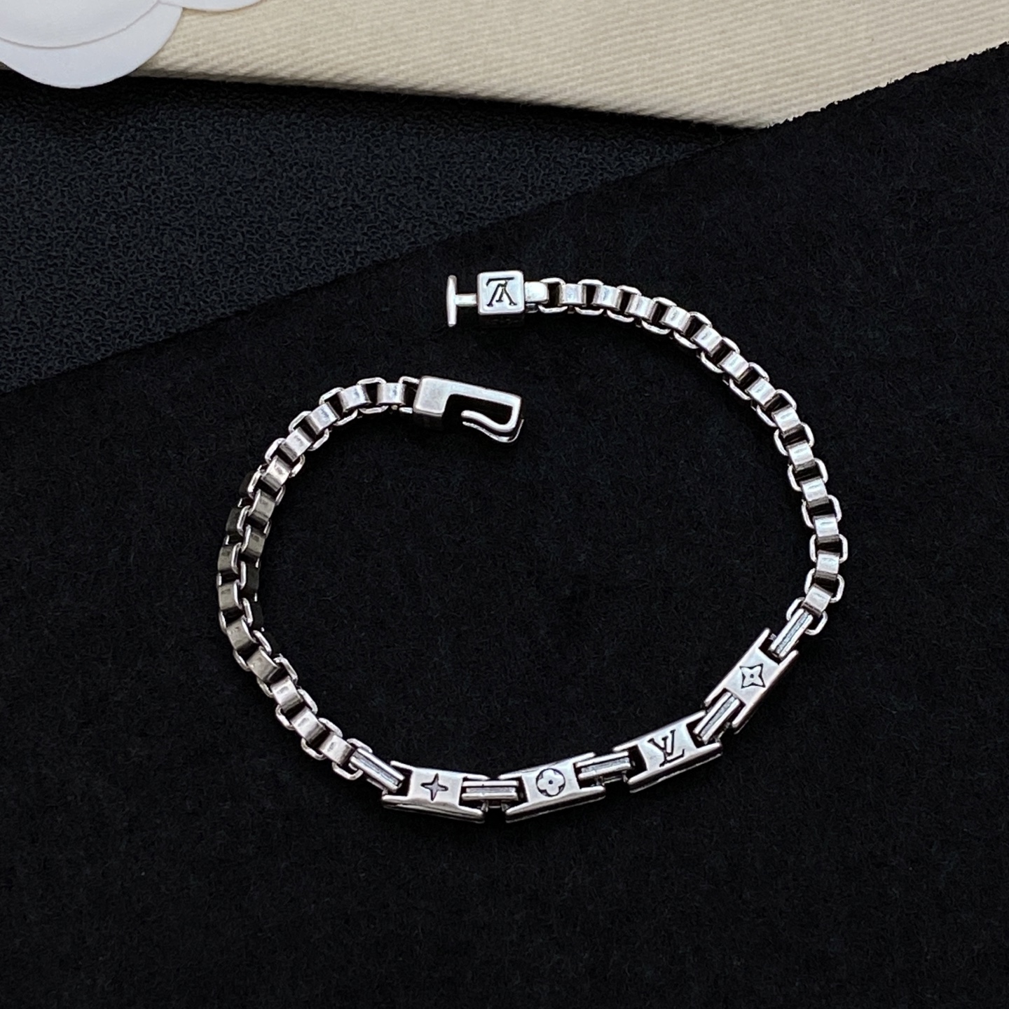 [TOP] Louis Vuitton LV Bracelet - Silver - 711 Luxury