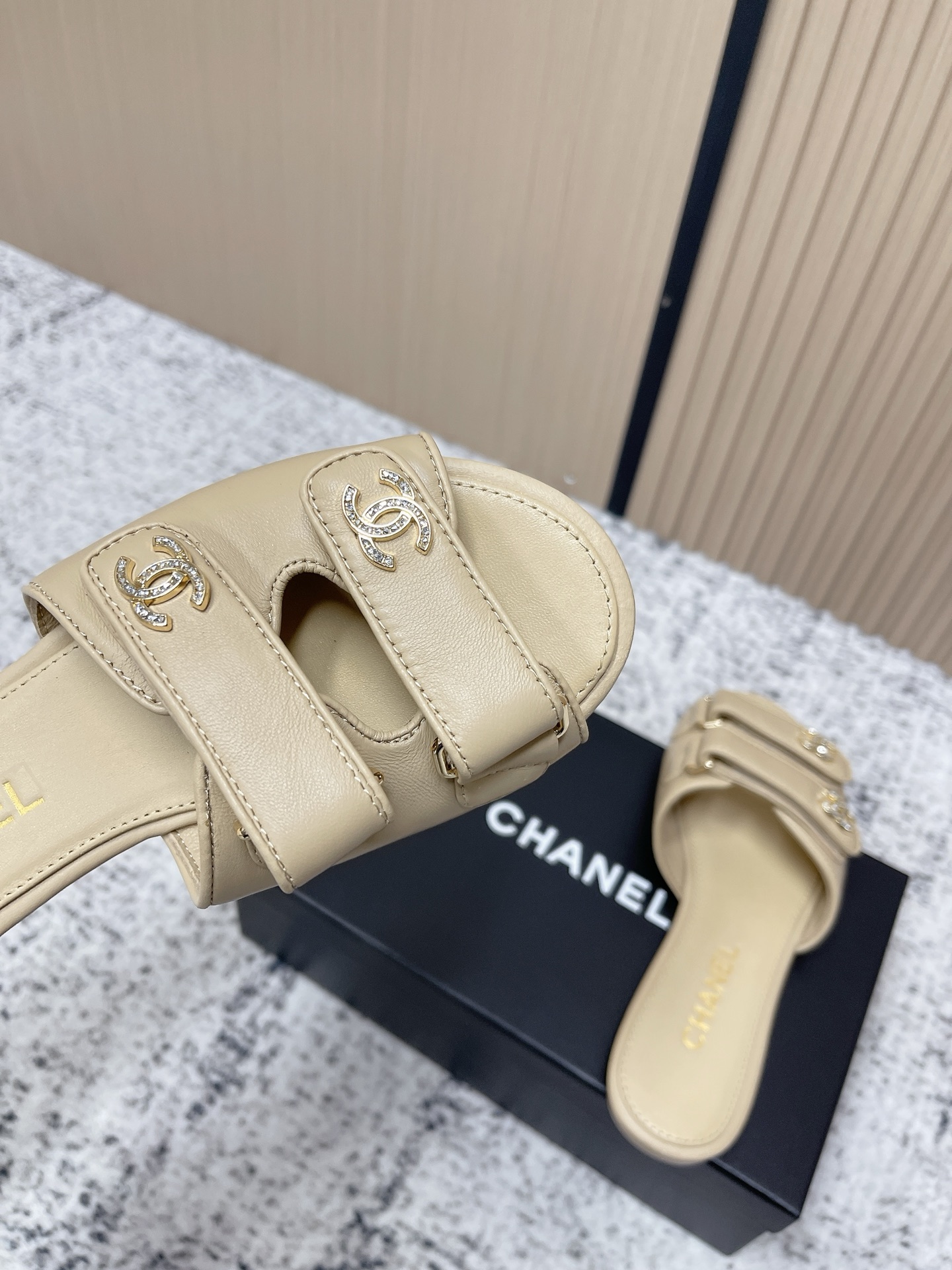 [TOP] CHANEL  Sandals - Khaki