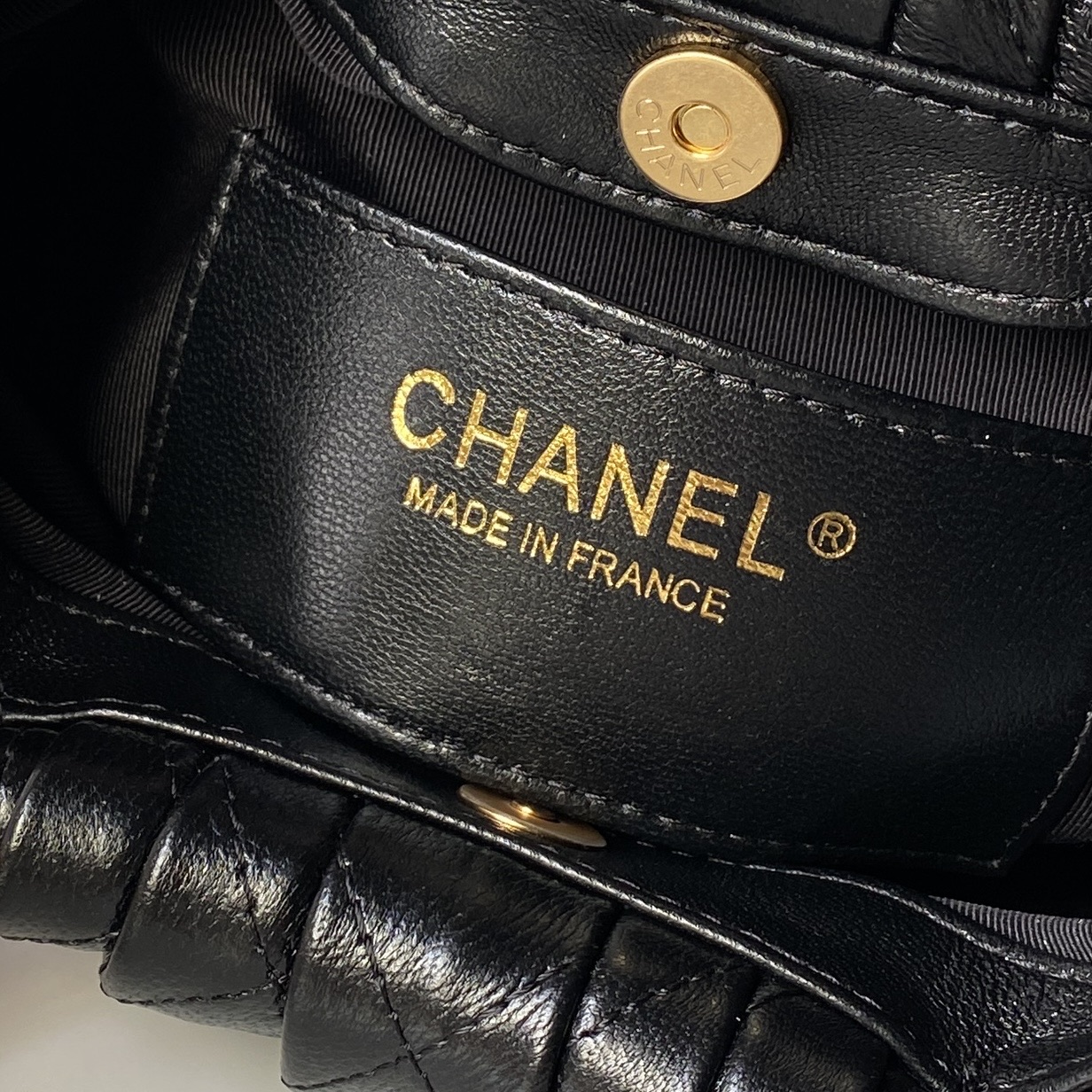 [TOP] CHANEL Pouch Bag Lambskin 18x24x12cm/26x32x14cm - Black