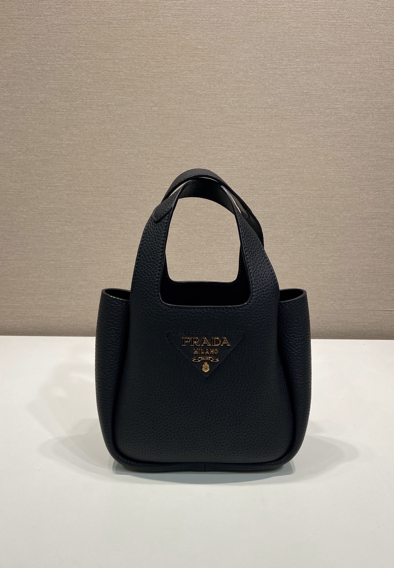 [TOP] PRADA Mini Bag 18x16x10cm - Black & GHW