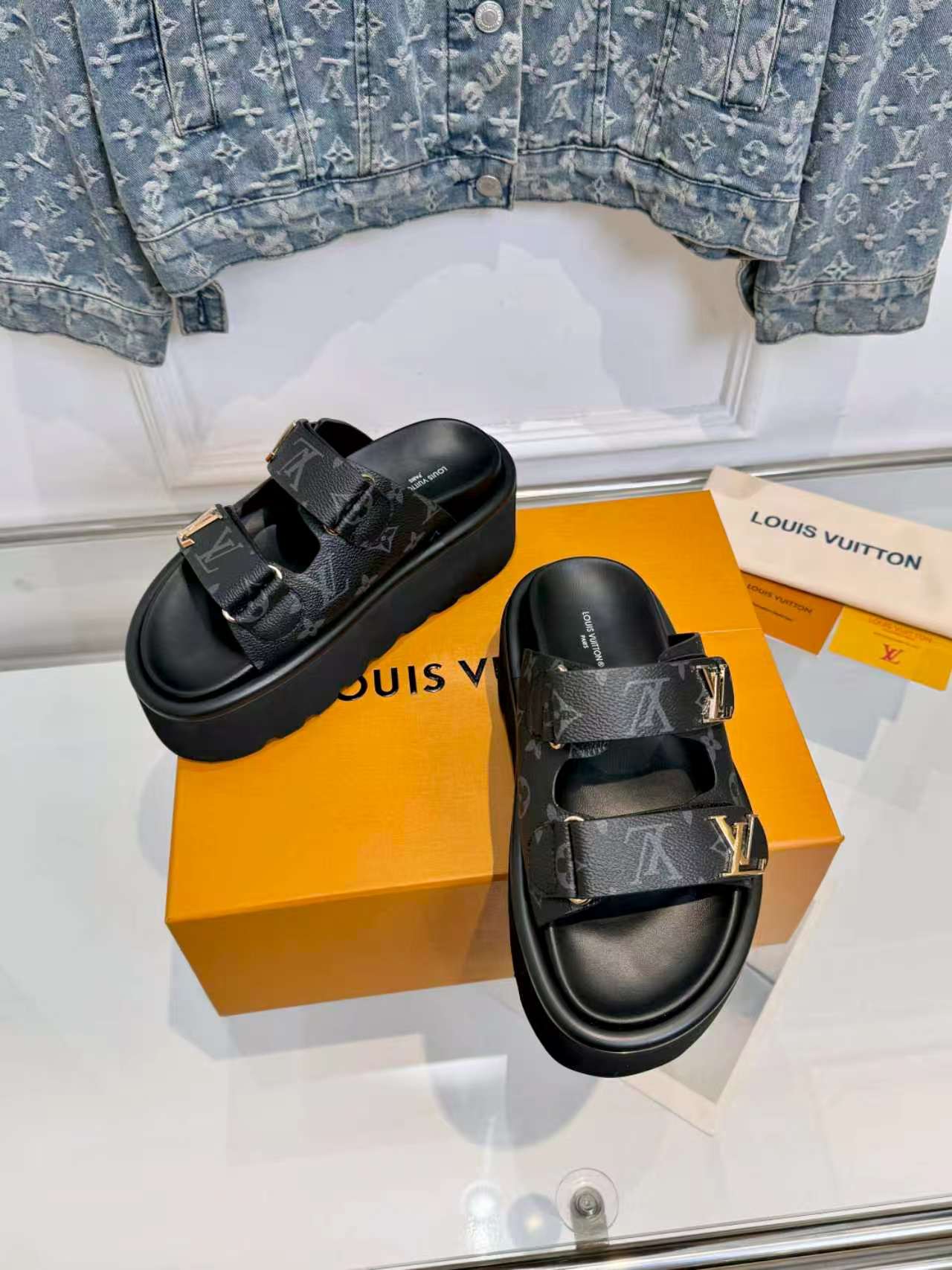 [TOP] Louis Vuitton LV Slippers - Black - 711 Luxury