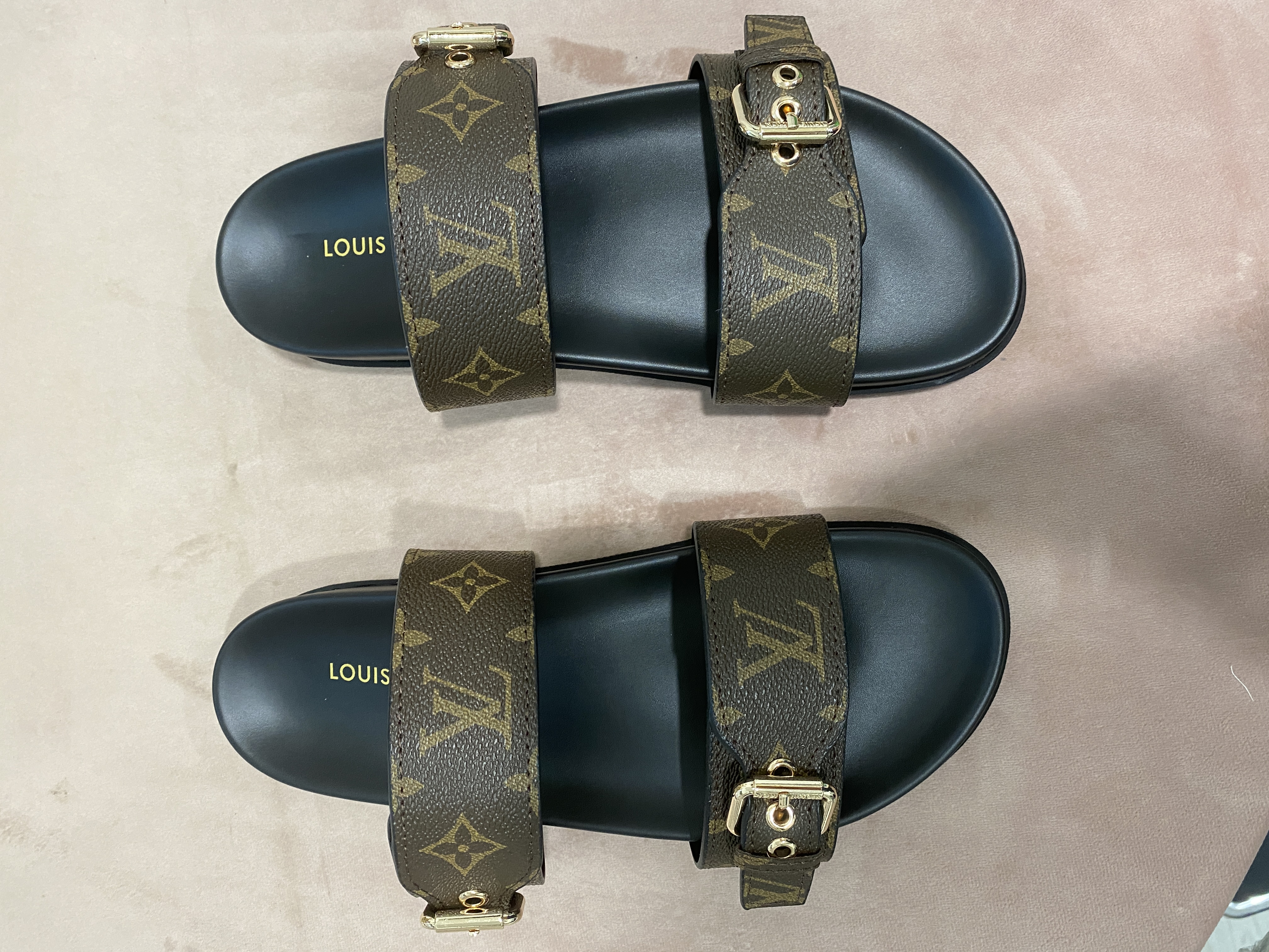[TOP] Louis Vuitton LV L.V Bom Dia Flat Sandals Monogram