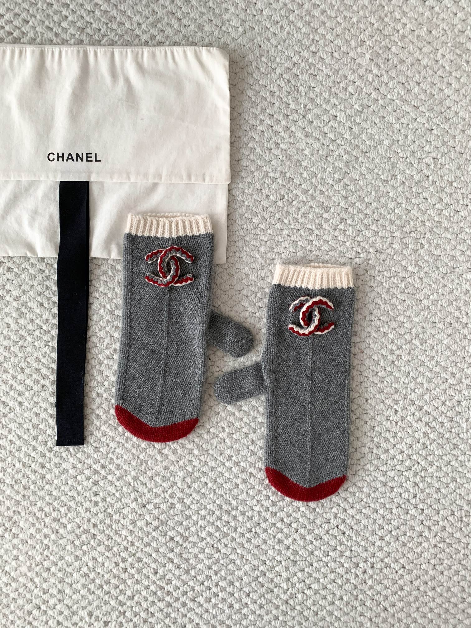 Chanel gray Accessory Chanel CC Cashmere Gloves Gray #388506 View 2 | Nigo Office