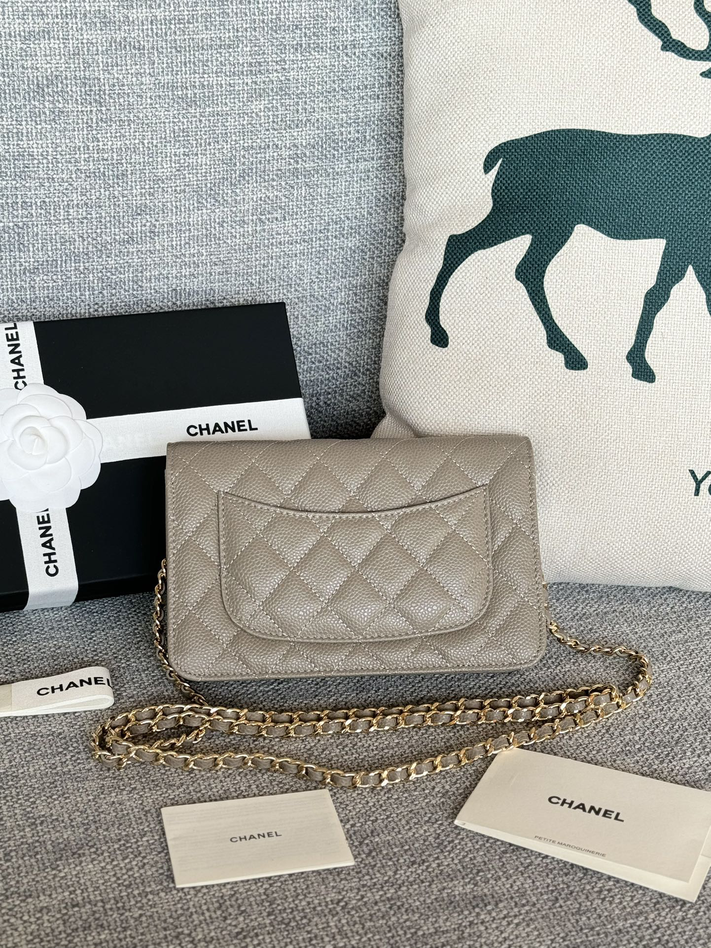 [TOP] CHANEL Woc Bag Cowhide 19x12x3cm - Gray & GHW - 711 Luxury