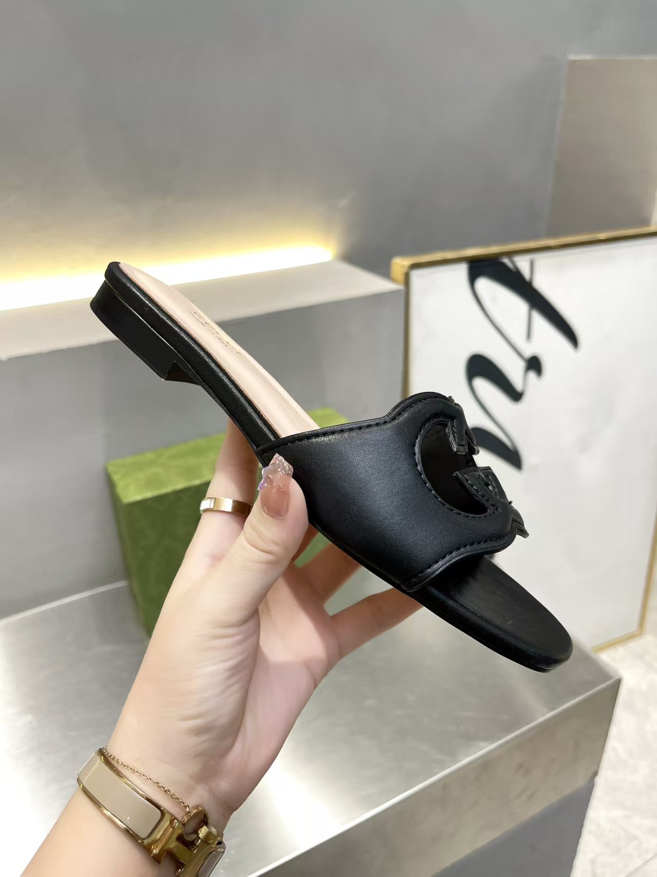 [TOP] GUCCI Double G Slippers - Black - 711 Luxury