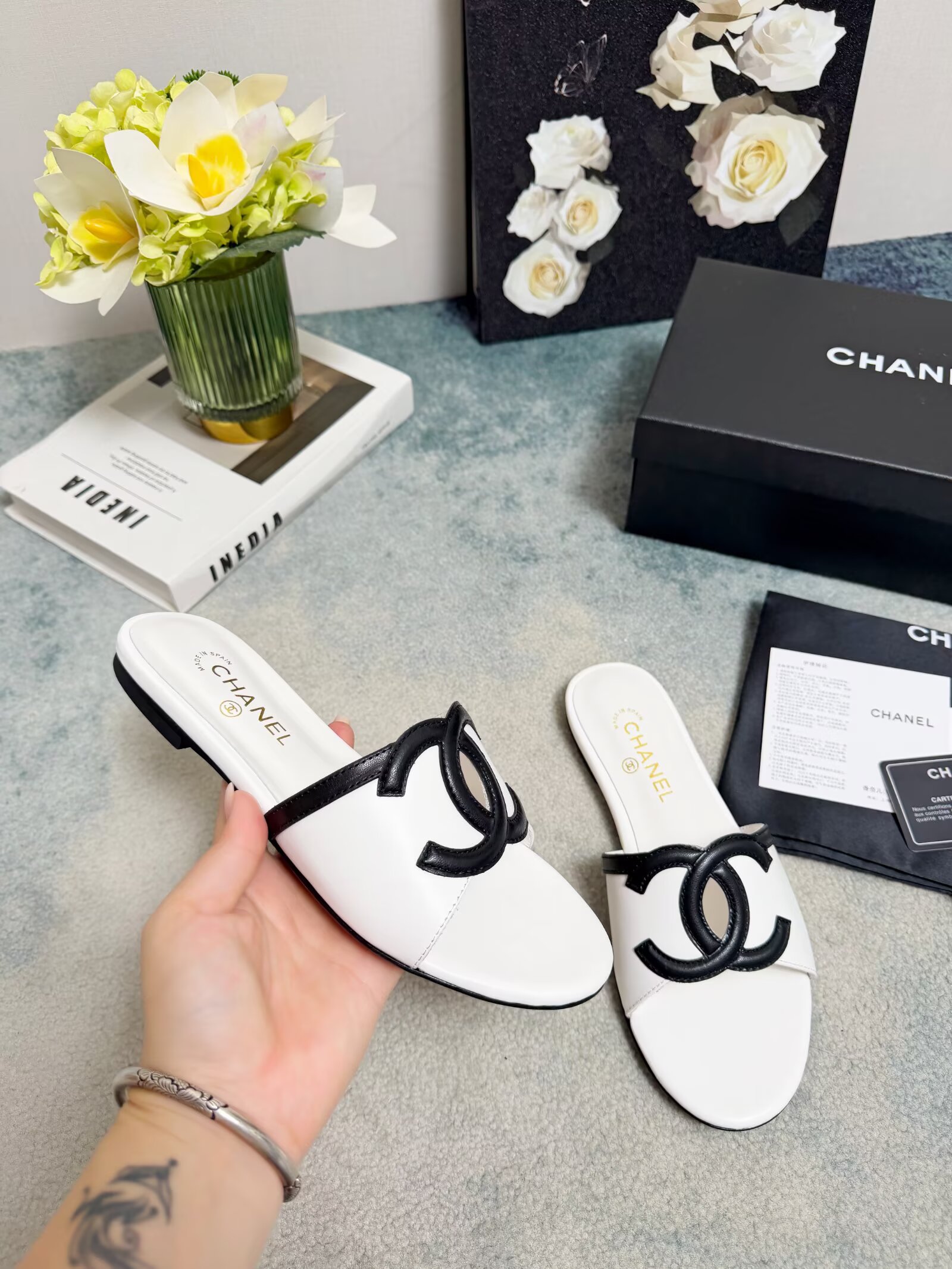 [TOP] CHANEL CC Slippers Cowhide - White - 711 Luxury