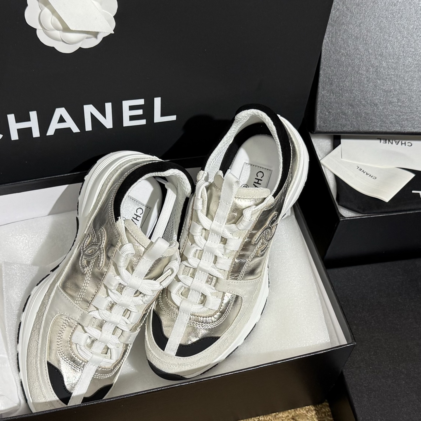 [TOP] CHANEL Sneakers - Gold - 711 Luxury