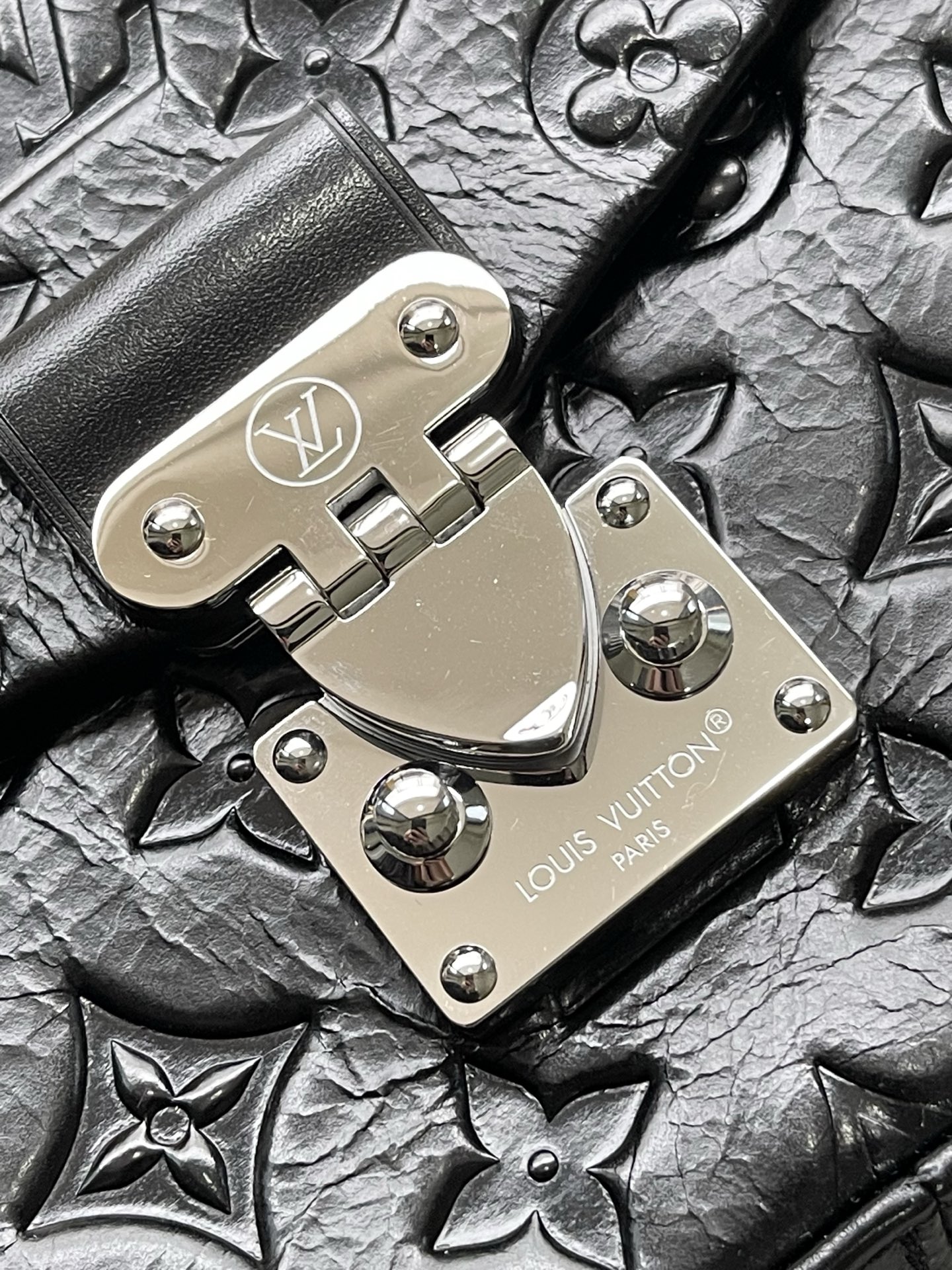 [TOP] Louis Vuitton LV Monogram Saga Trunkie  Bag  27 × 16 × 8 cm - Black