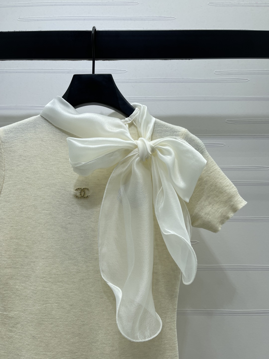 [TOP] CHANEL Camellia Diamond Brooch For Round Neck Knit Short-sleeved T-shirt - Beige