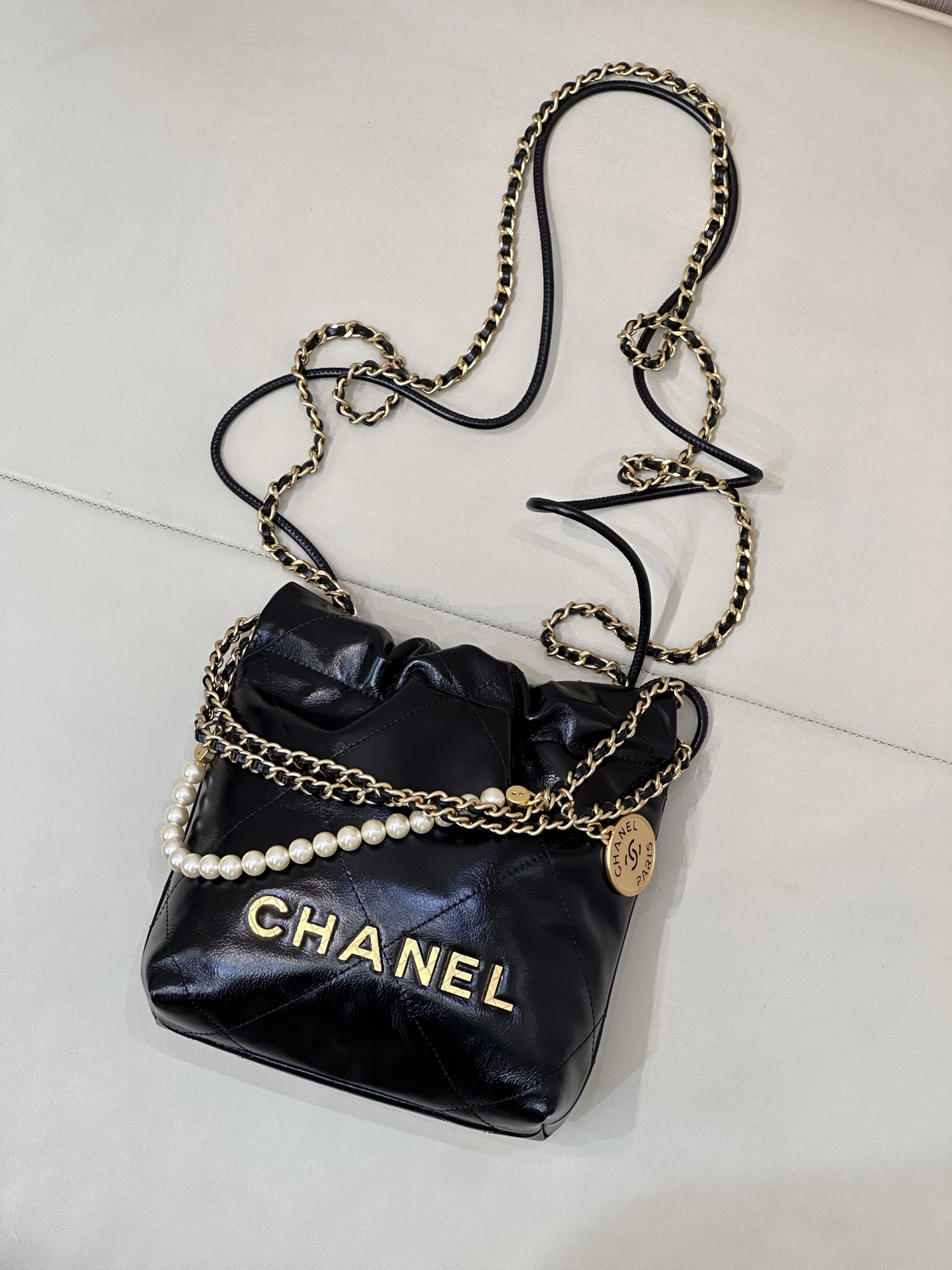 [TOP] CHANEL 22 Bag 20x22x6.5cm - Black & GHW - 711 Luxury