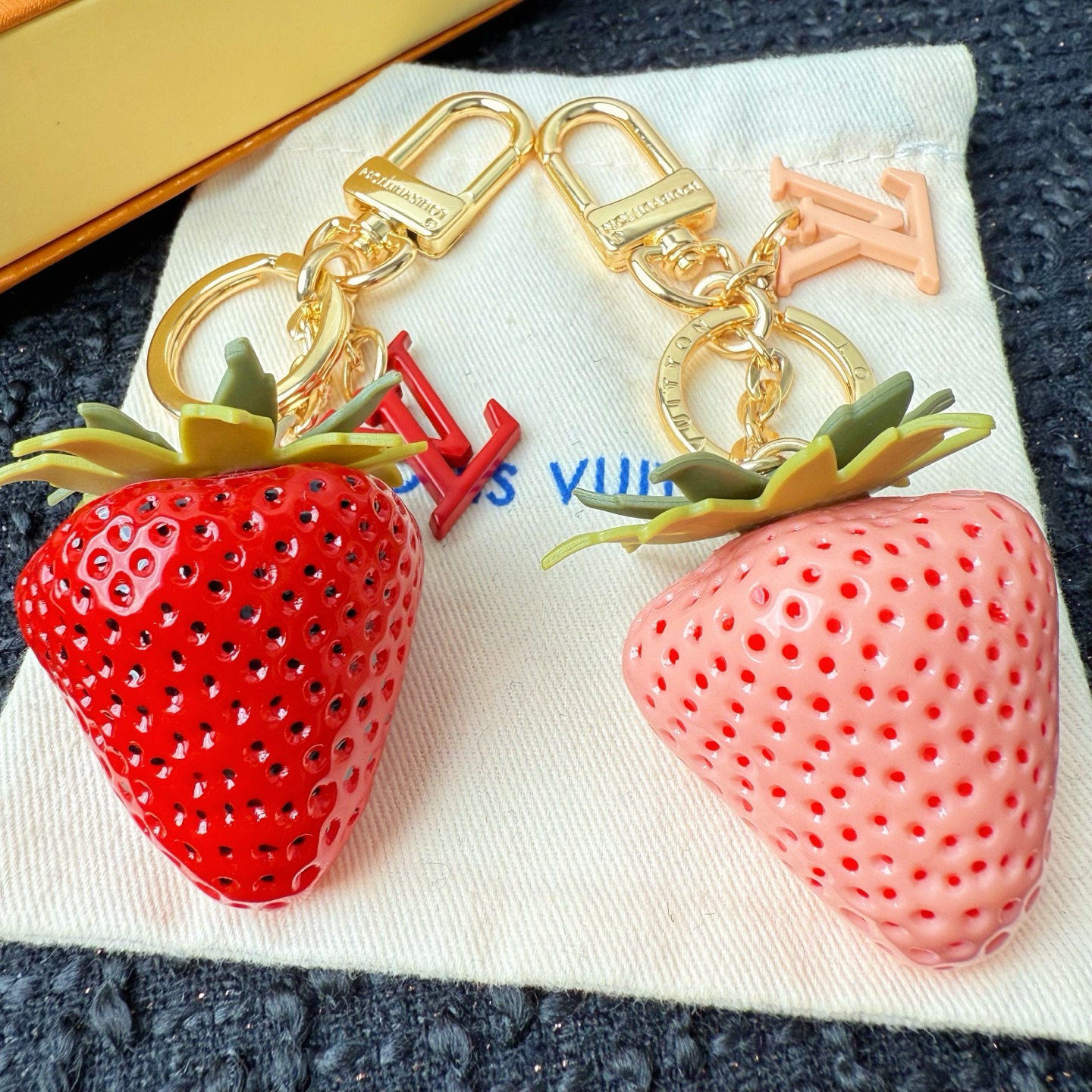[TOP] Louis Vuitton LV Strawberry Key Chain  - 2 Colors
