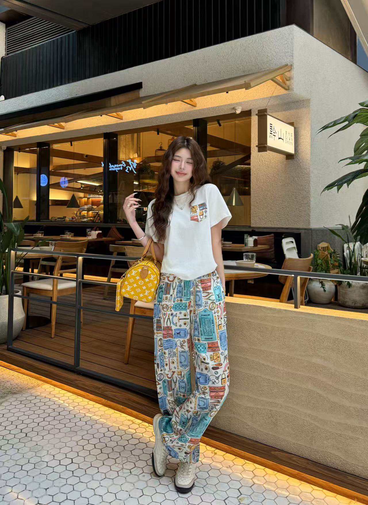 [TOP] Louis Vuitton LV Short-Sleeve T-Shirt + Print Pants - White