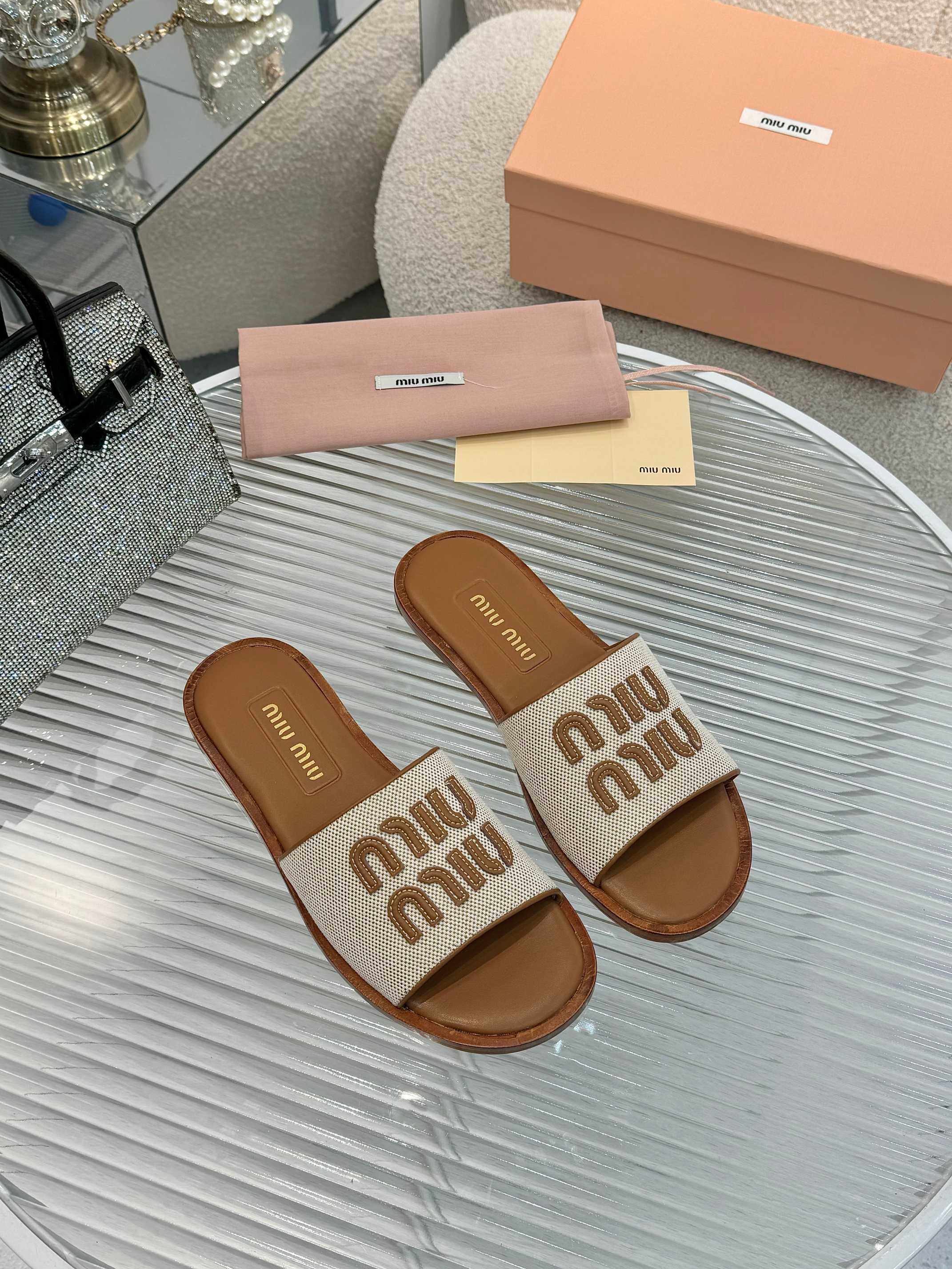 [TOP] Miu Miu Slippers - Beige - 711 Luxury