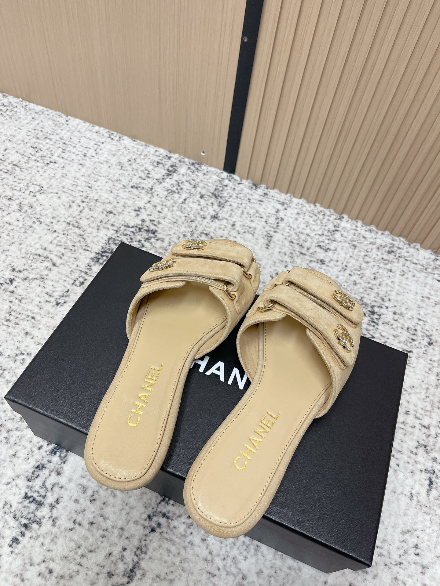 [TOP] CHANEL  Sandals - Khaki