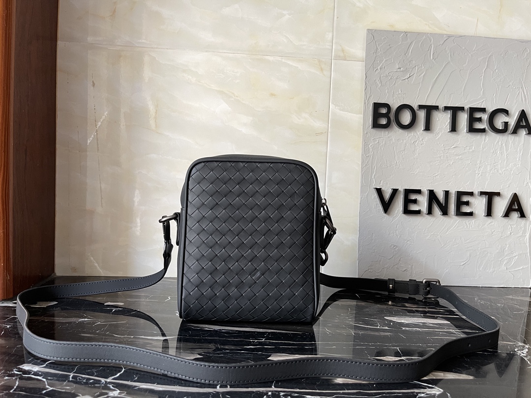 [TOP] Bottega Veneta BV Men's Cowhide Shoulder Bag 16x18x6cm - Black - 711 Luxury