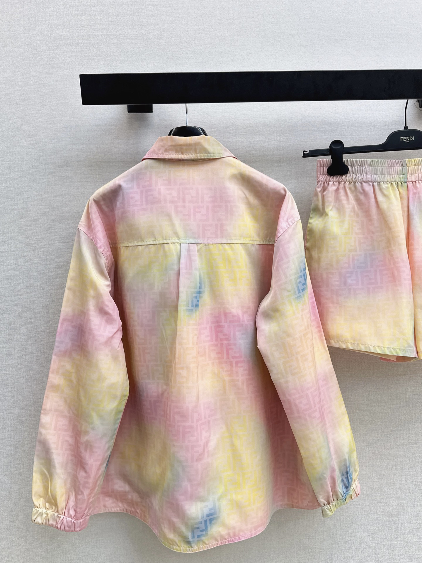 [TOP] FENDI Gradient Color FF Print Collared Shirt + Shorts Set - Pink