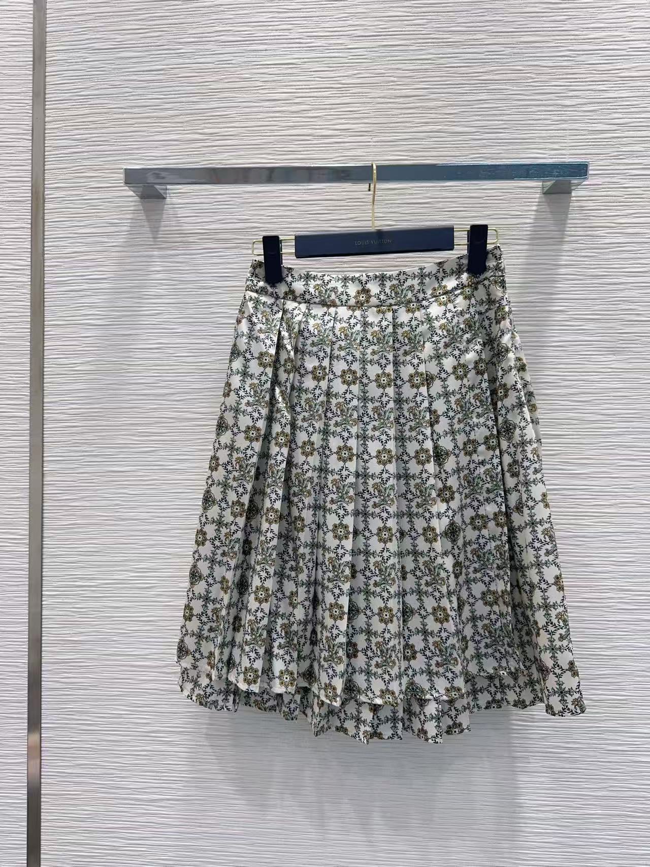 [TOP] Louis Vuitton LV Lavallière Blouse + Monogram Pleat Skirt