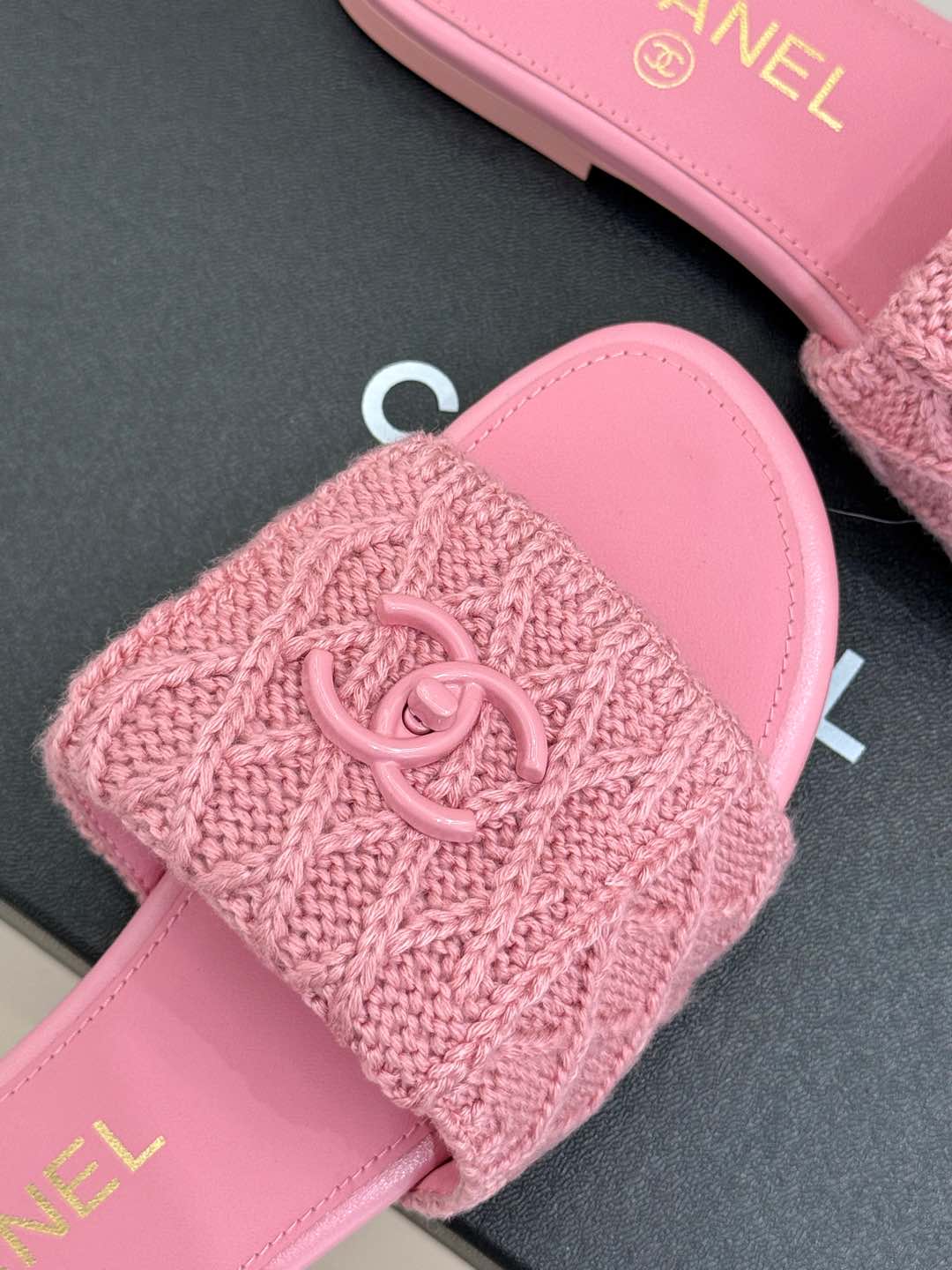 [TOP] CHANEL Flat Sandals - Pink