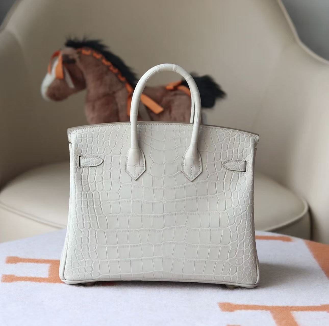 Hermes Birkin platinum bag, white color, glossy crocodile skin, gold clasp, 25cm