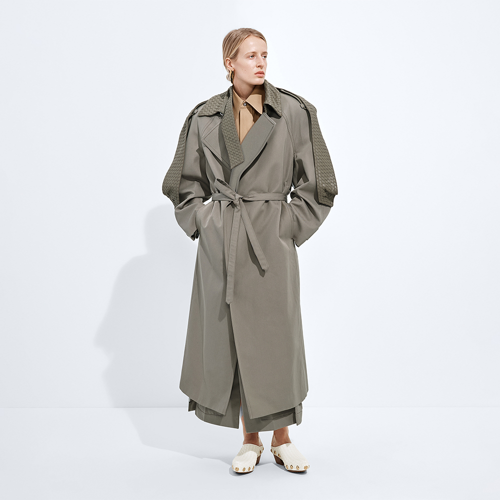 Bottega Veneta Women's Cotton and Silk Gabardine Trench in Desert Taupe #386174